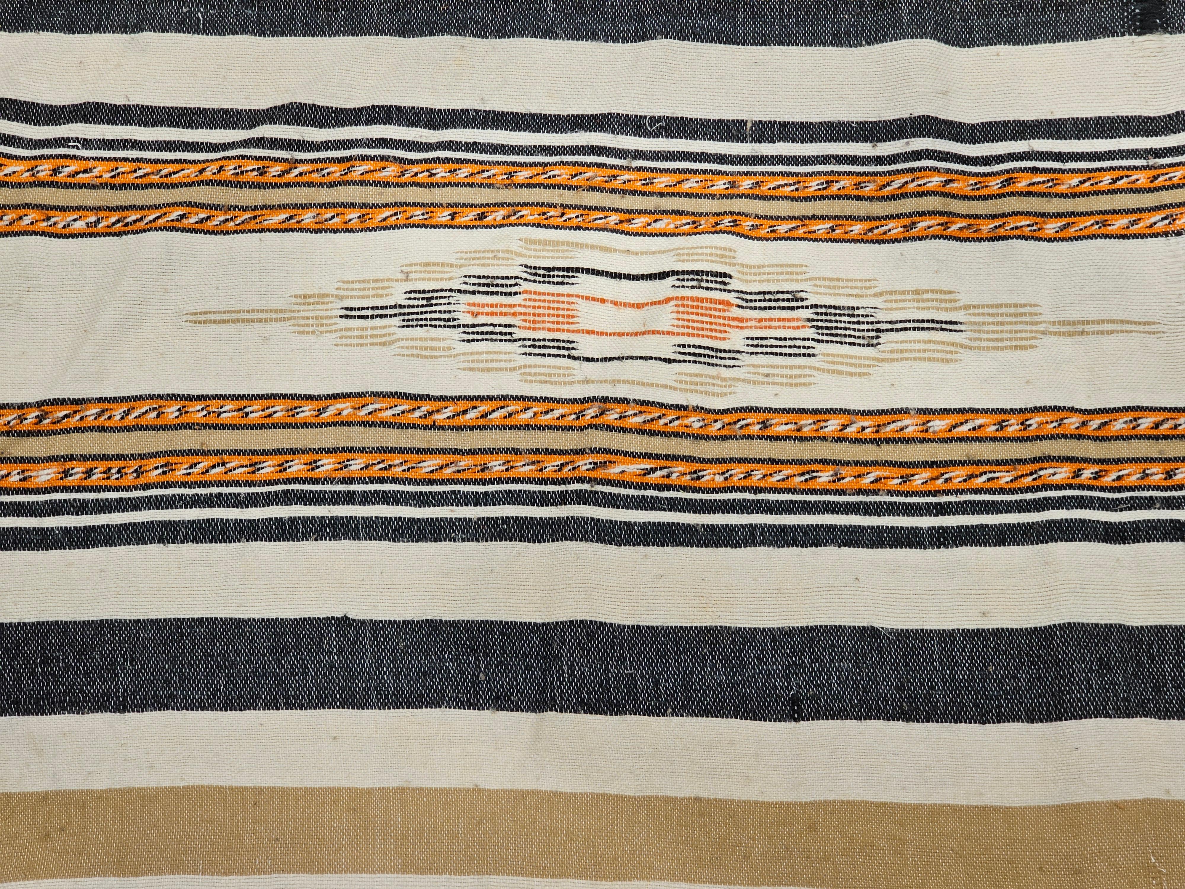 Südwestliche Serape-Deckendecke aus Serape in Elfenbein, Tan, Orange und Schwarz mit Bandmuster (Wolle) im Angebot