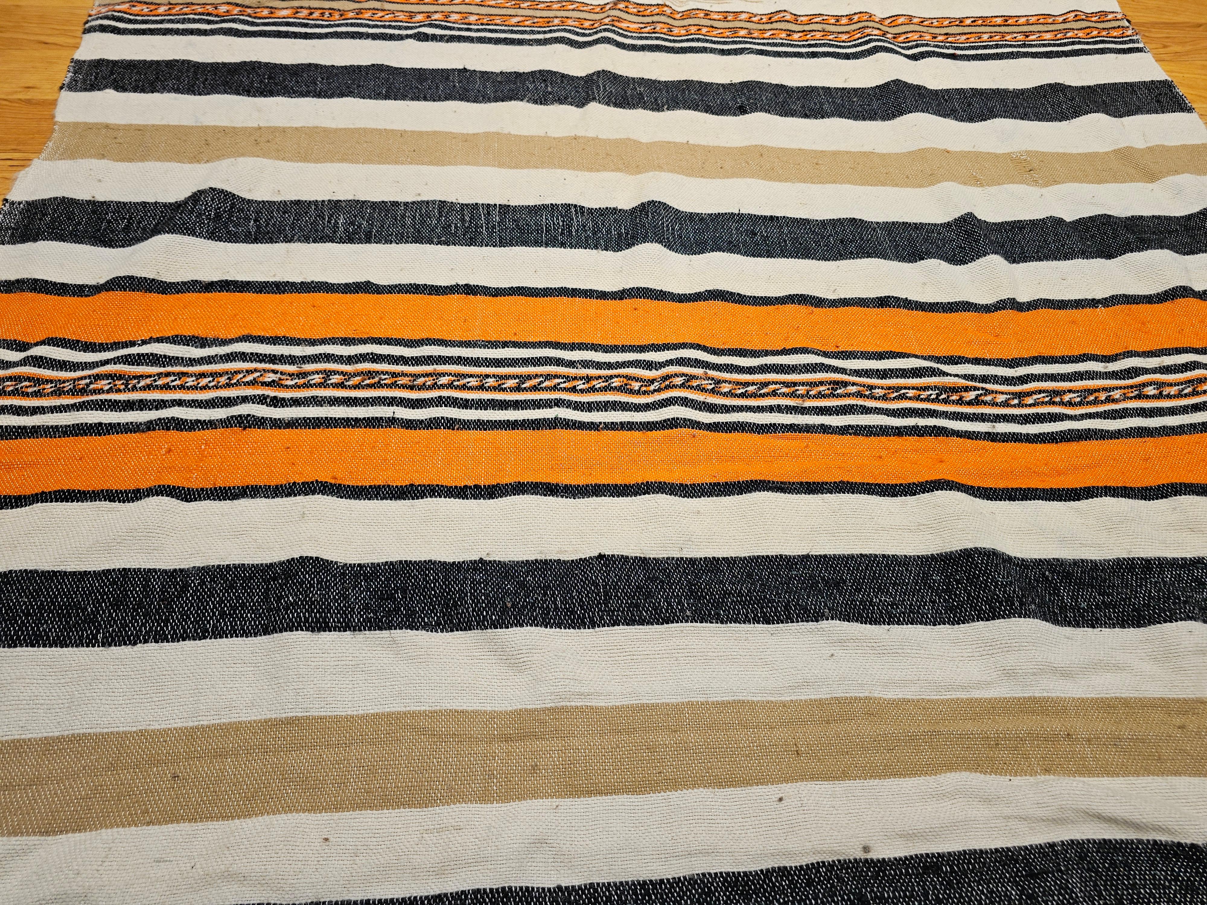 Südwestliche Serape-Deckendecke aus Serape in Elfenbein, Tan, Orange und Schwarz mit Bandmuster im Angebot 1