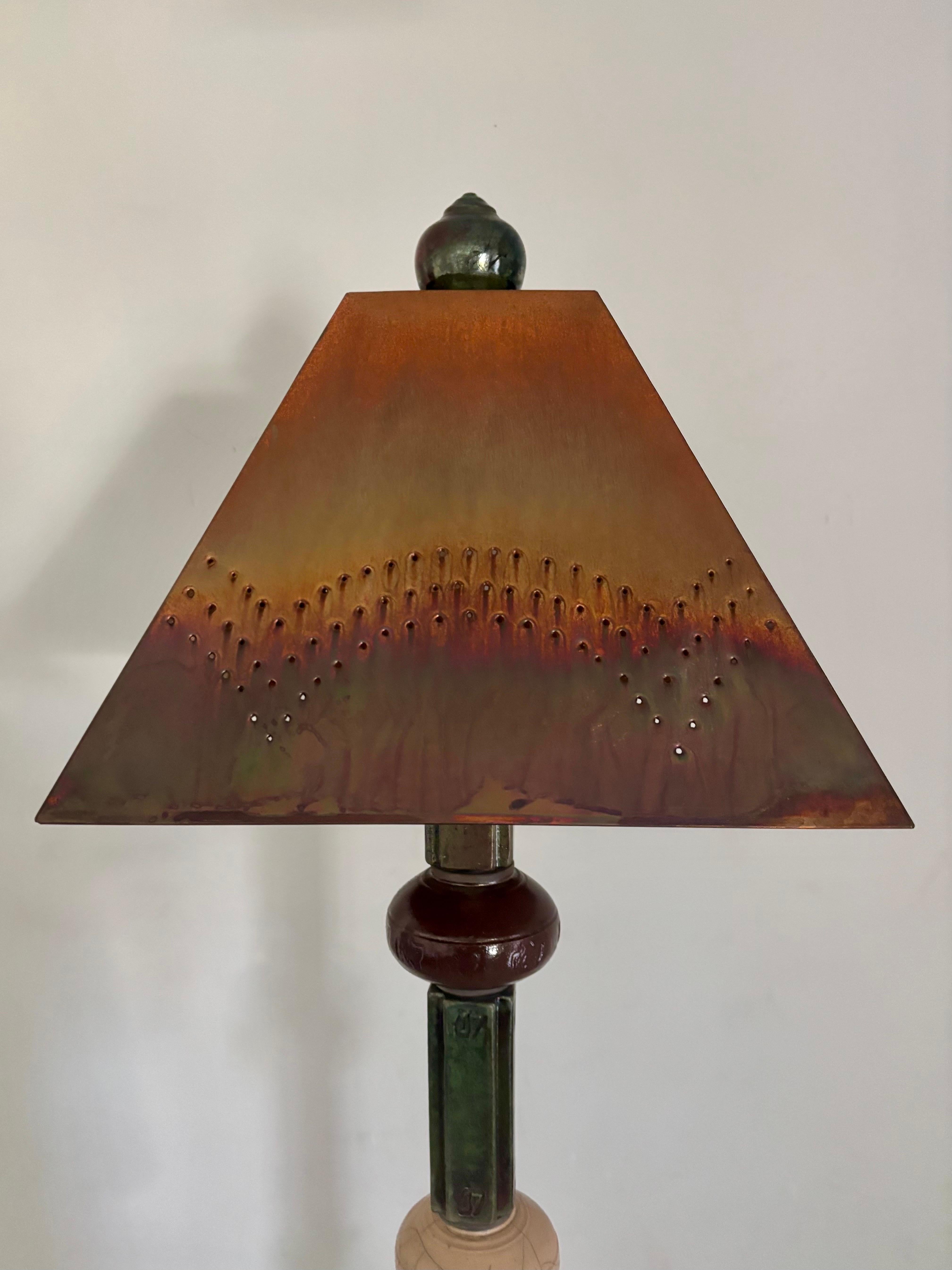 Eccezionale lampada da terra scultorea in ceramica di fine millennio. Si tratta di 14 diversi pezzi di ceramica che sono stati modellati e smaltati. Una gamma di tonalità della terra composta da marroni, blu, argilla e bianco. Anche la base e il