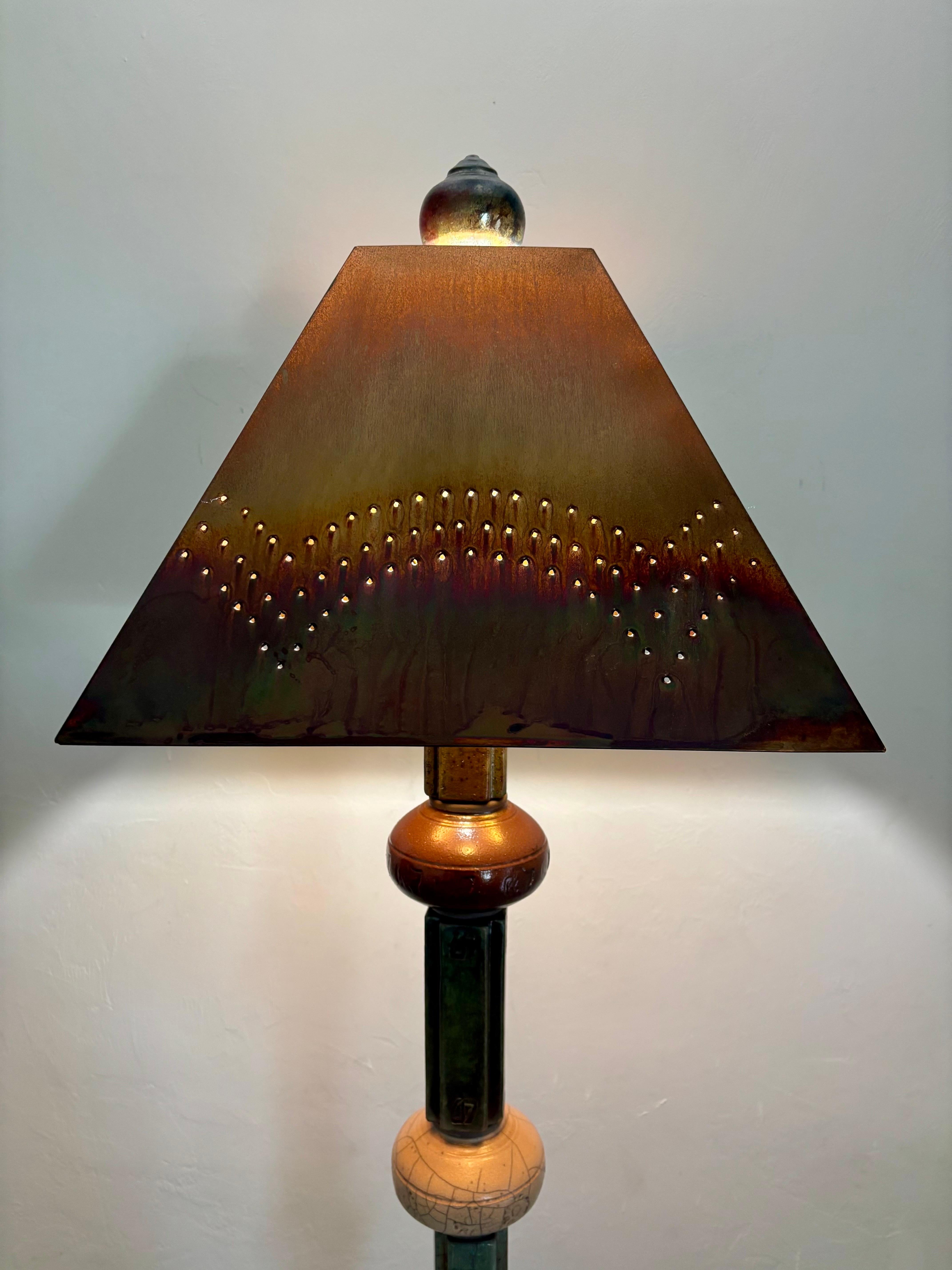 Mid-Century moderno Lampada da terra impilata scultorea in ceramica di Studio A vintage in vendita