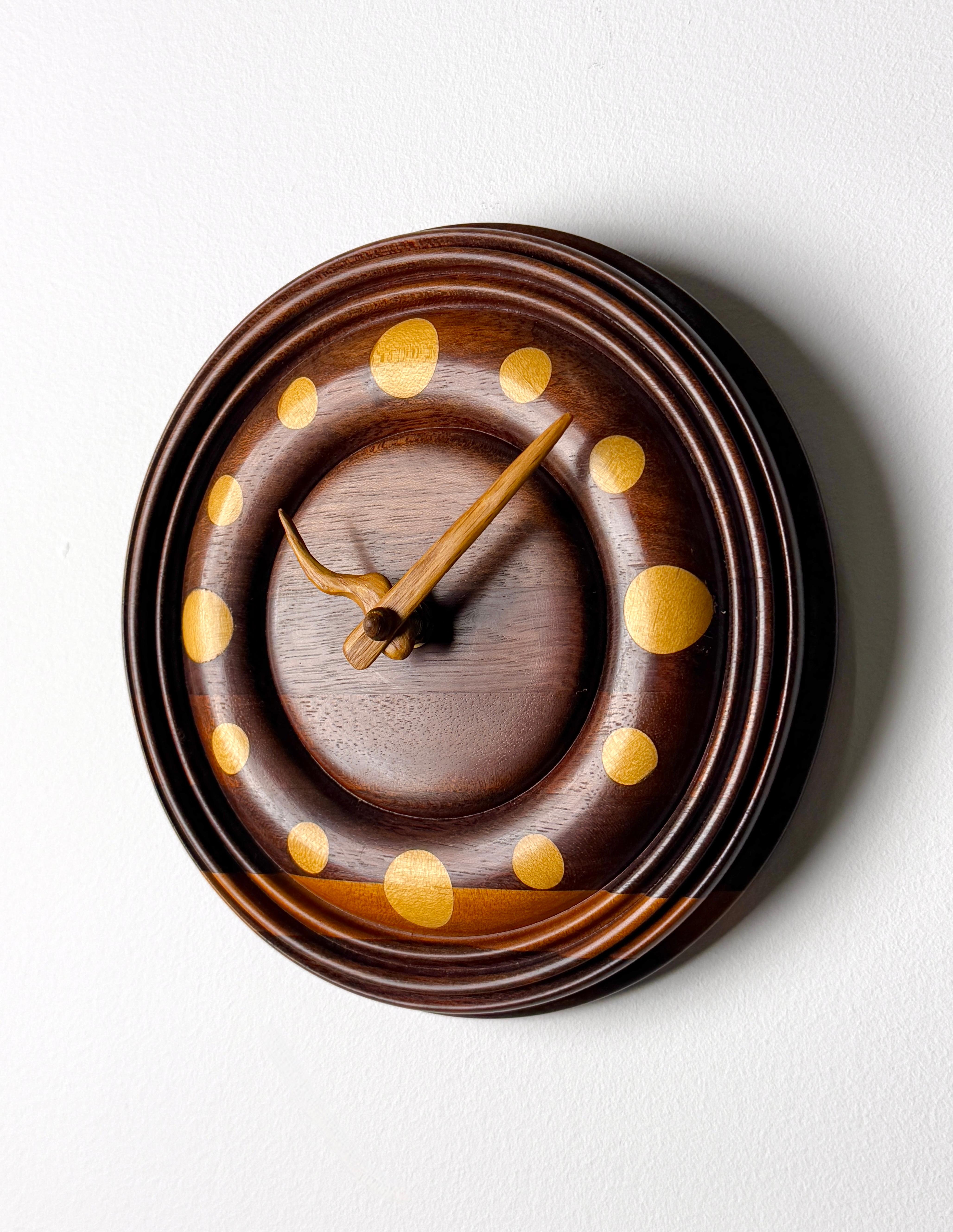 Mid-Century Modern Horloge sculpturale ronde tournée fabriquée par un artiste américain de Studio Craft en vente