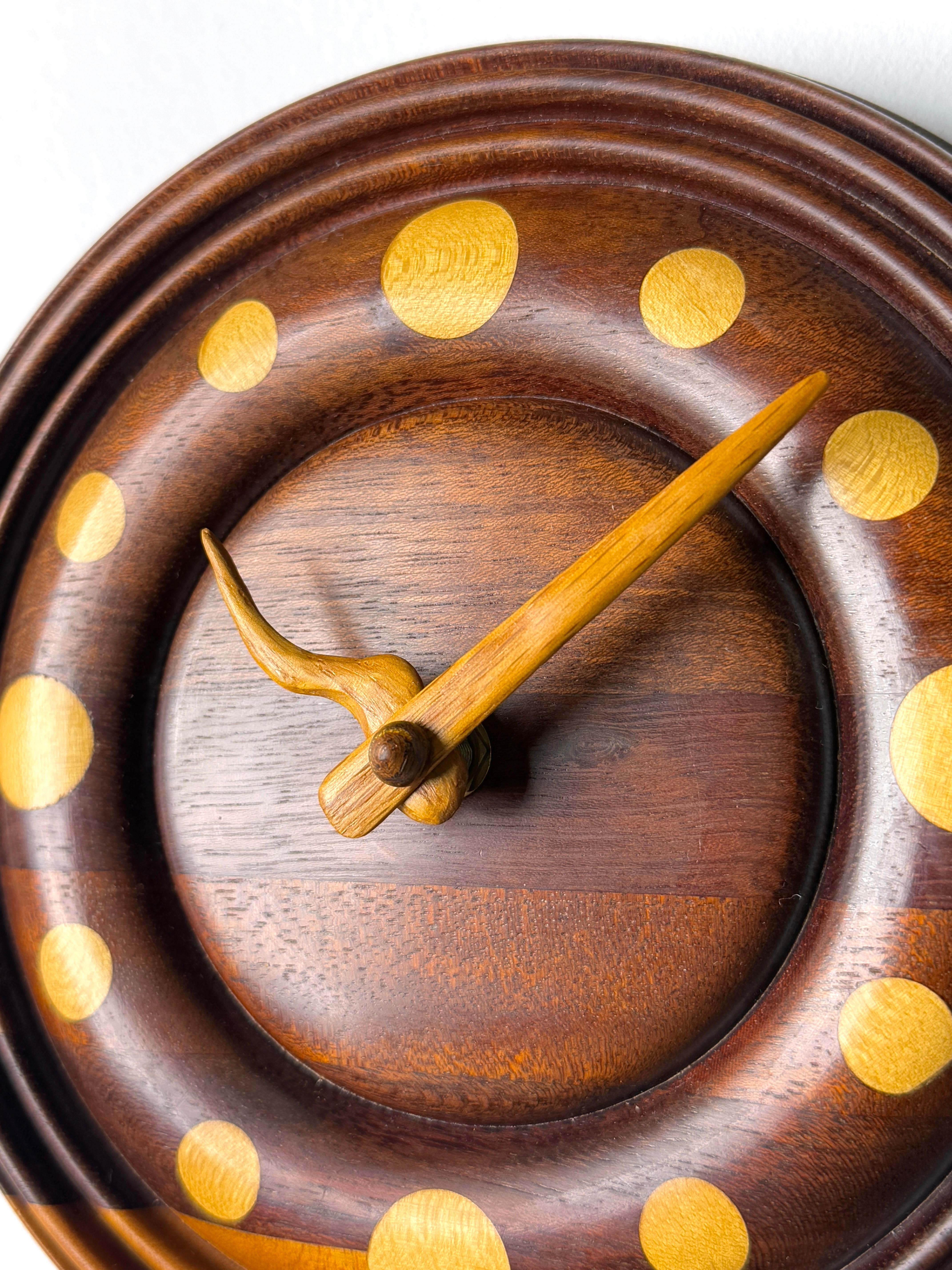 Américain Horloge sculpturale ronde tournée fabriquée par un artiste américain de Studio Craft en vente