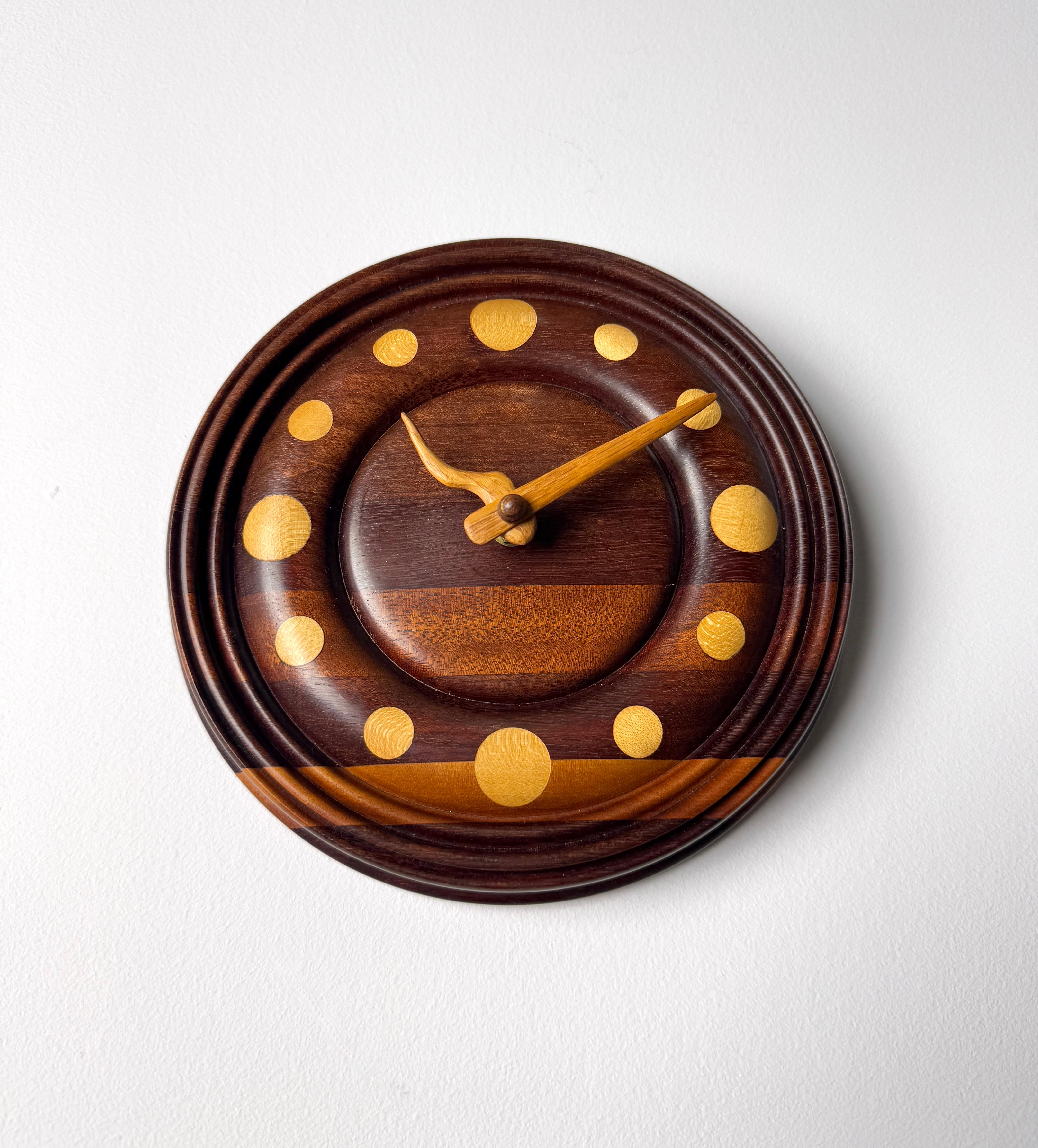 Tourné Horloge sculpturale ronde tournée fabriquée par un artiste américain de Studio Craft en vente