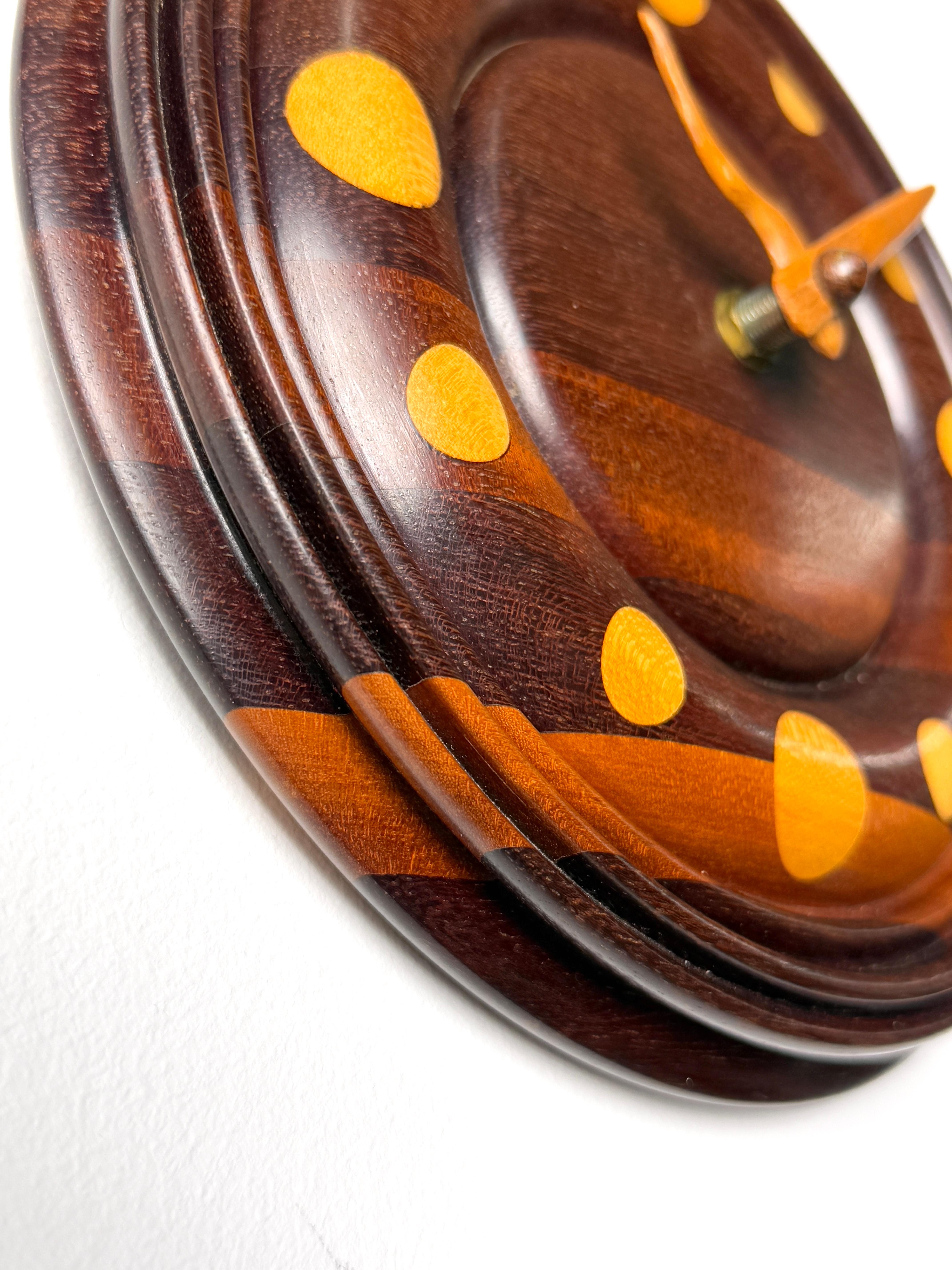 Horloge sculpturale ronde tournée fabriquée par un artiste américain de Studio Craft Bon état - En vente à Troy, MI