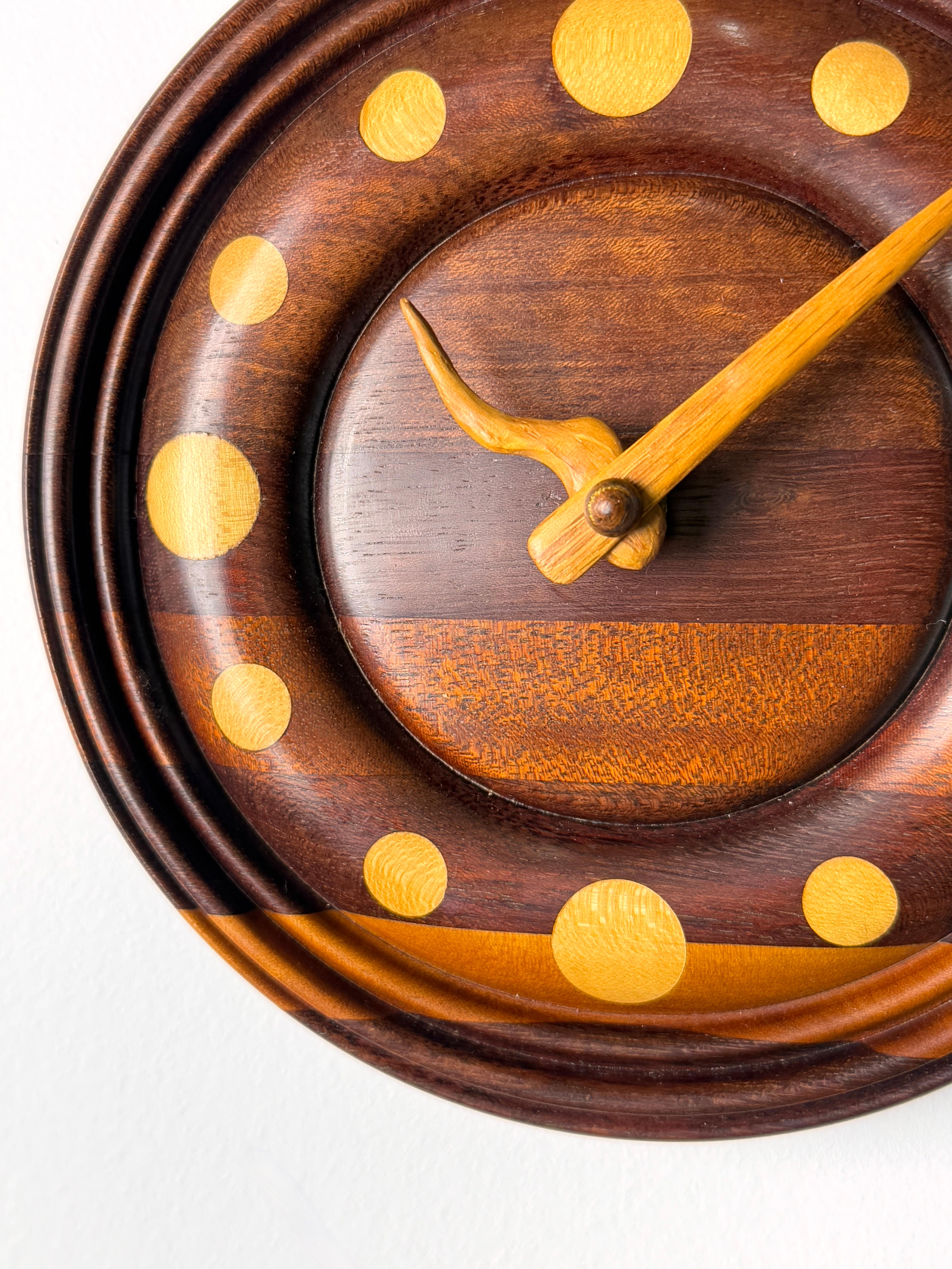 Bois Horloge sculpturale ronde tournée fabriquée par un artiste américain de Studio Craft en vente