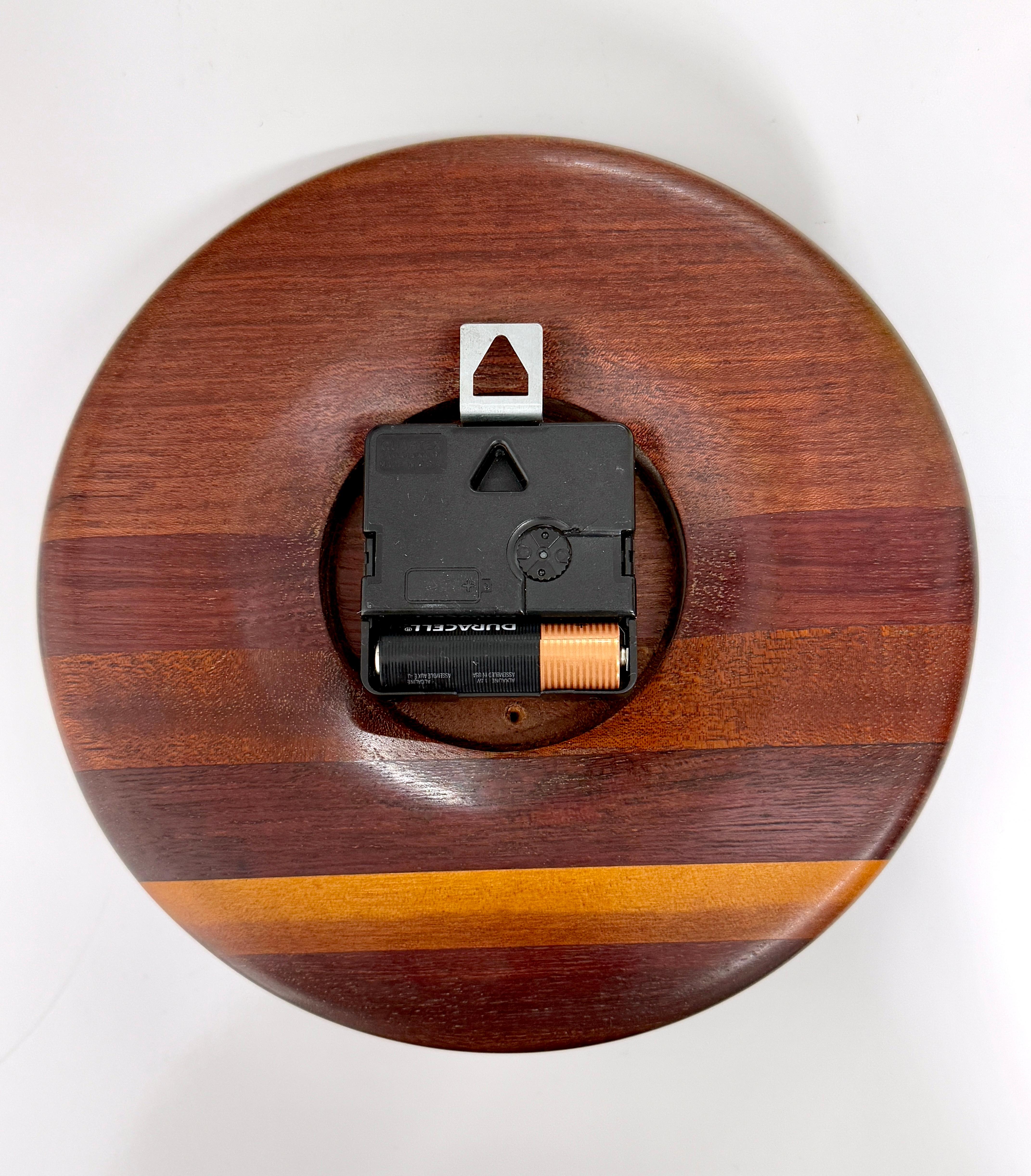 Horloge sculpturale ronde tournée fabriquée par un artiste américain de Studio Craft en vente 1