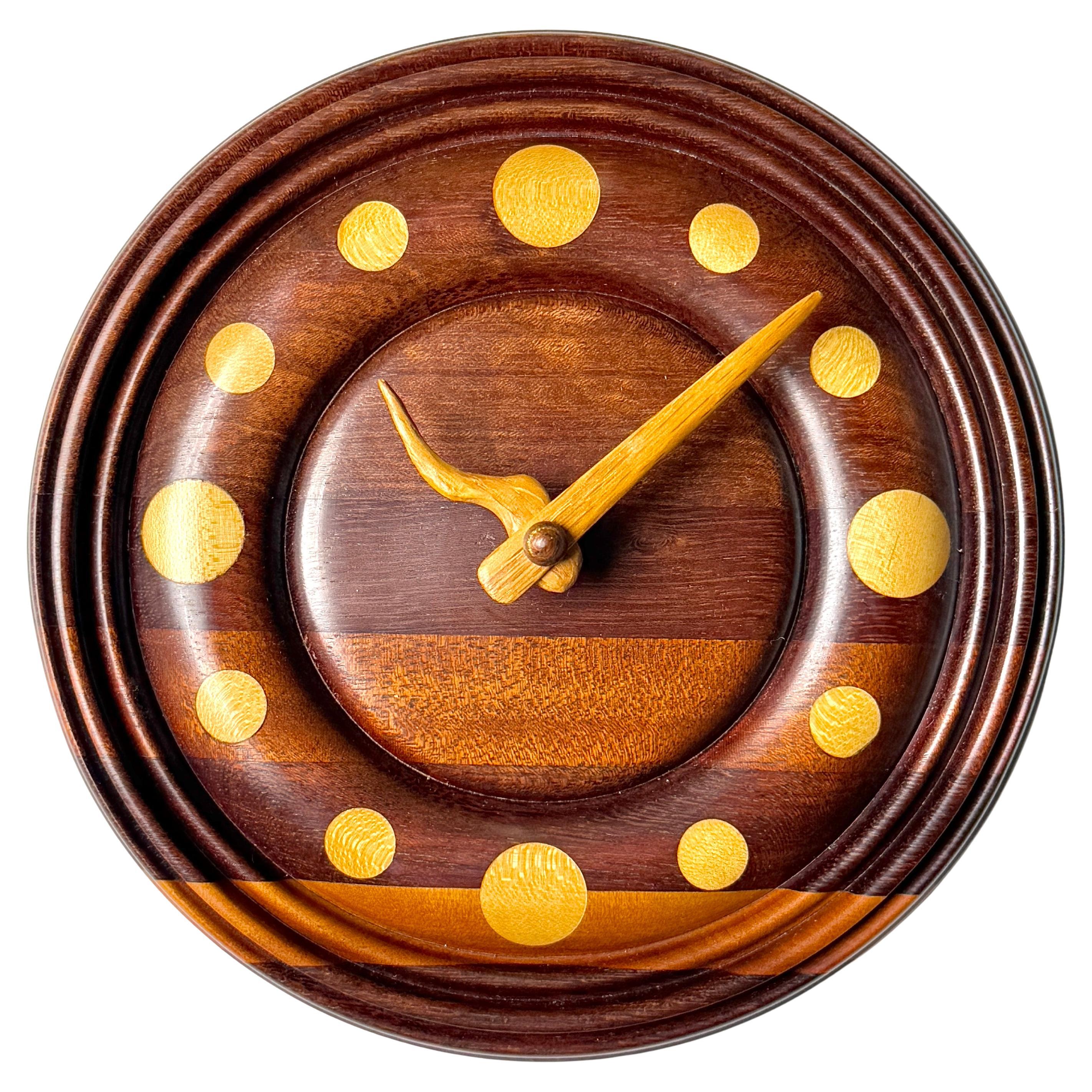Horloge sculpturale ronde tournée fabriquée par un artiste américain de Studio Craft en vente