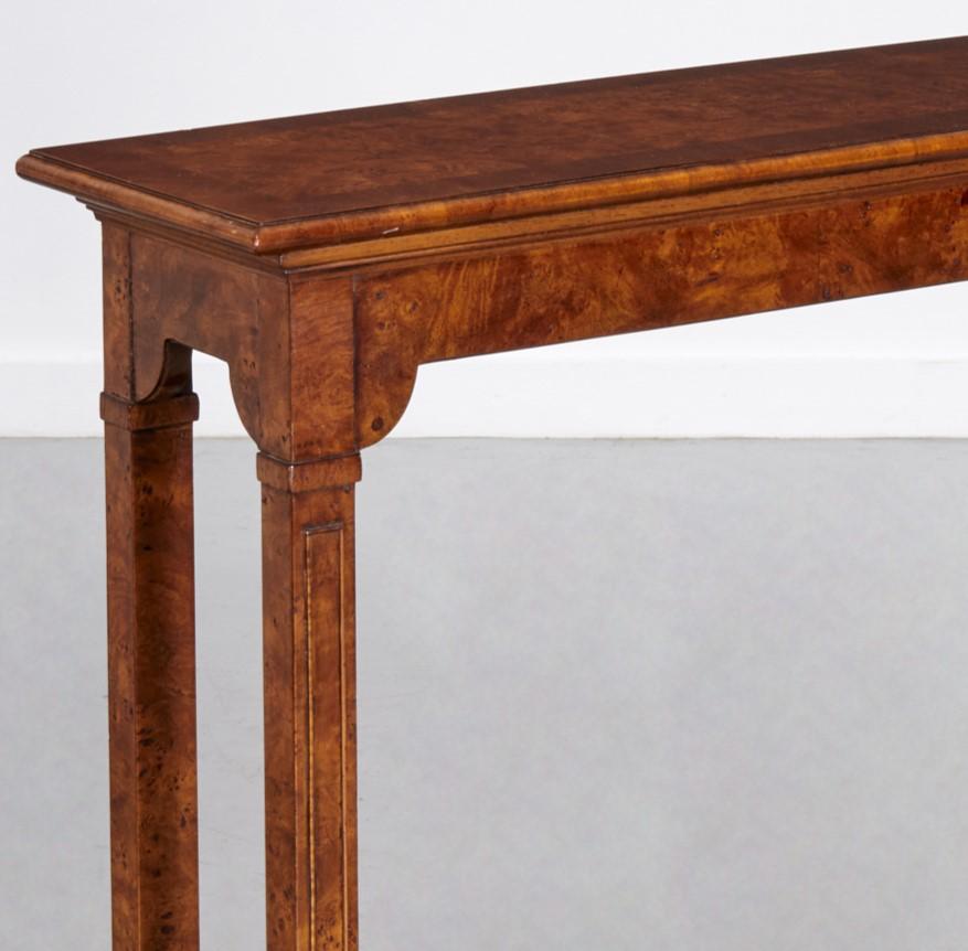 Der zweistöckige Konsolentisch im amerikanischen Vintage-Stil von Tomlinson Furniture besticht durch sein schlichtes, klassisches Design und seine warme Holzoberfläche. Das Holz weist ein reiches Maserfurnier auf, das für hochwertige Möbel aus der