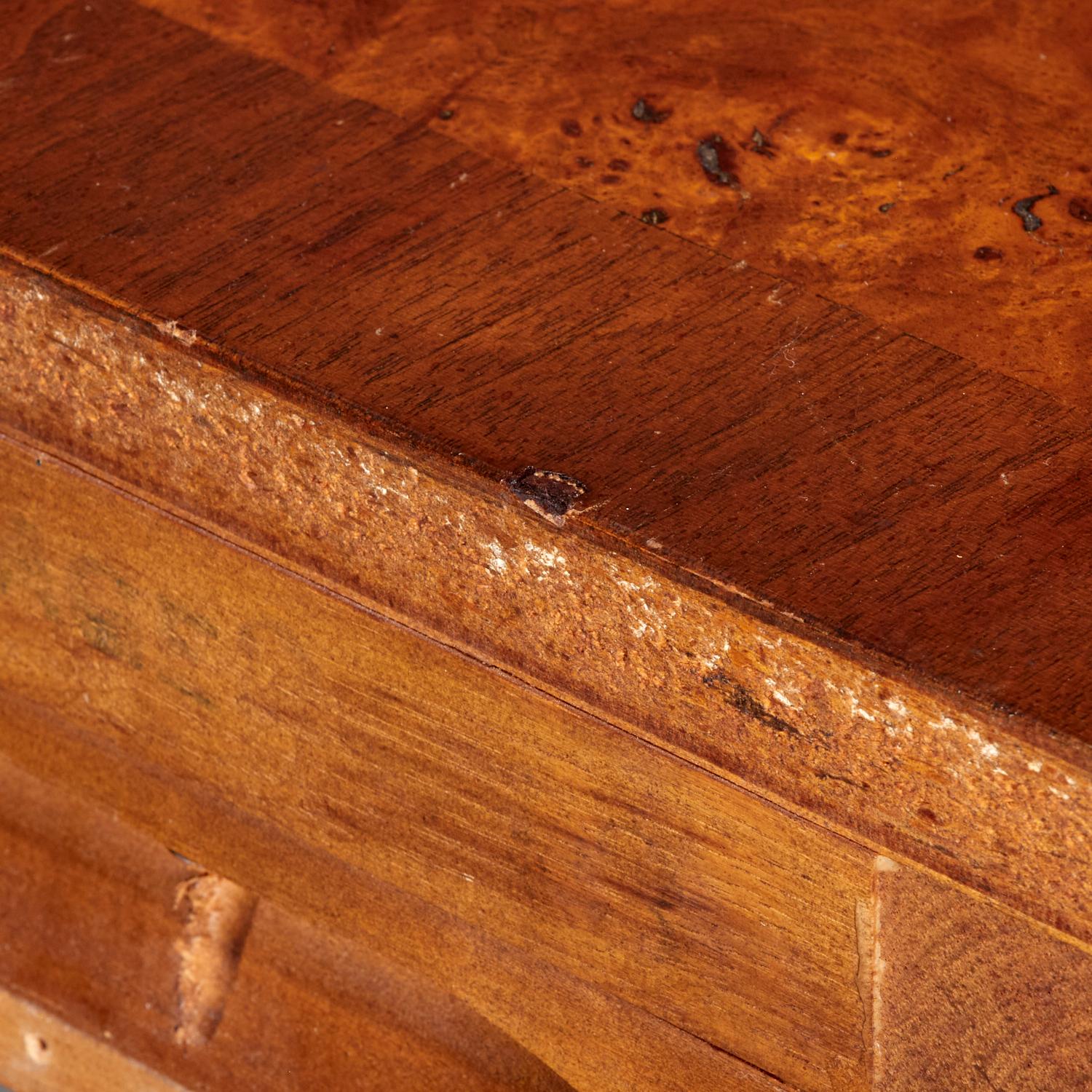 Amerikanischer Konsolentisch im Vintage-Stil, zweistufiger Tomlinson Furniture-Stil aus Wurzelholzfurnier (Handgefertigt) im Angebot
