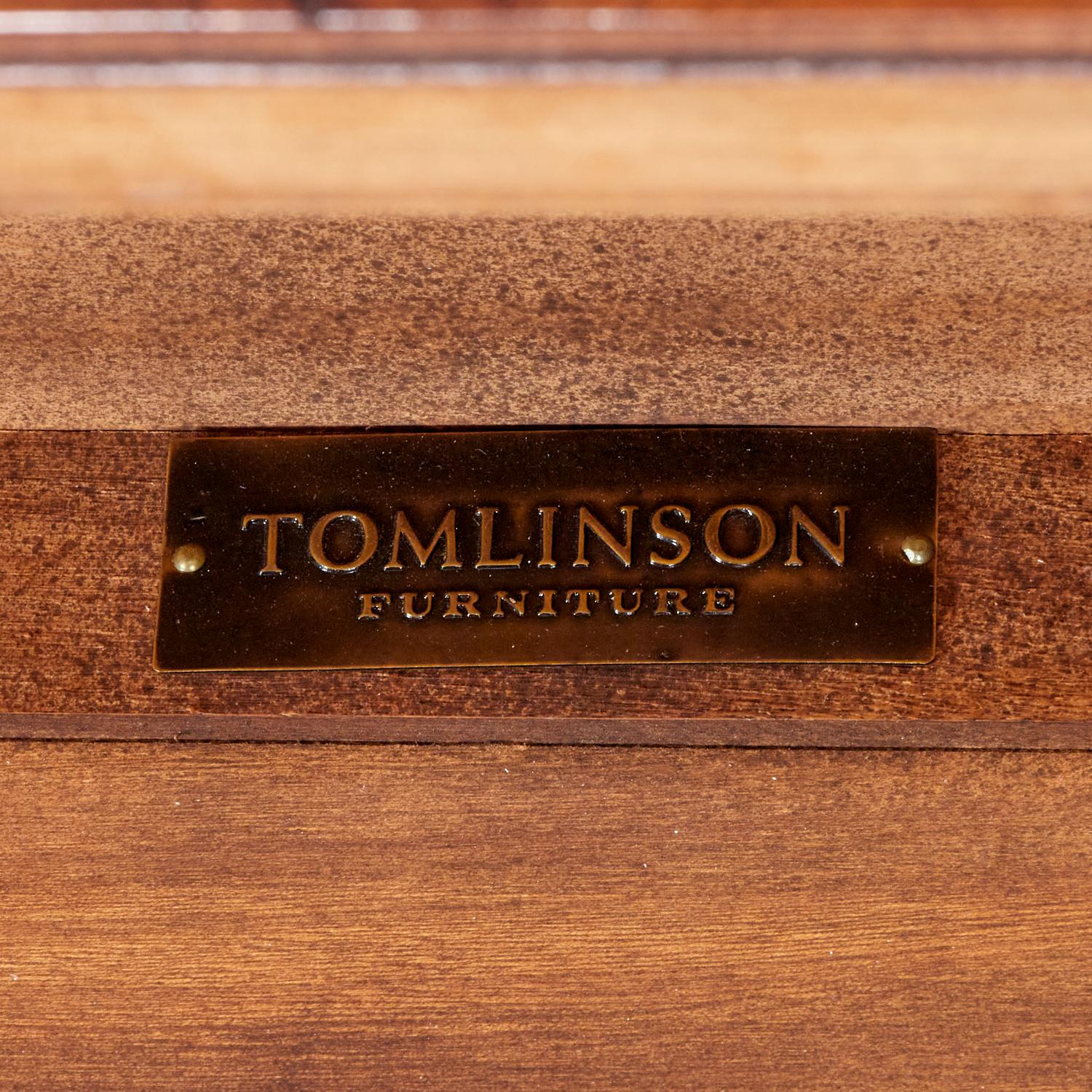 Amerikanischer Konsolentisch im Vintage-Stil, zweistufiger Tomlinson Furniture-Stil aus Wurzelholzfurnier im Angebot 1