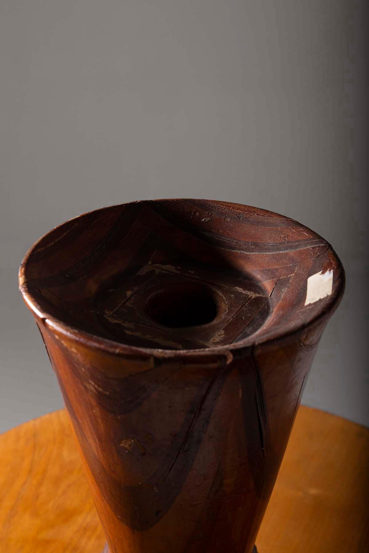 Cet exquis vase décoratif américain, habilement fabriqué dans les années 1950, est un véritable bijou qui saura conquérir votre cœur. Sculptée à la main dans des bois précieux de différentes essences, c'est une œuvre artisanale magistrale qui porte