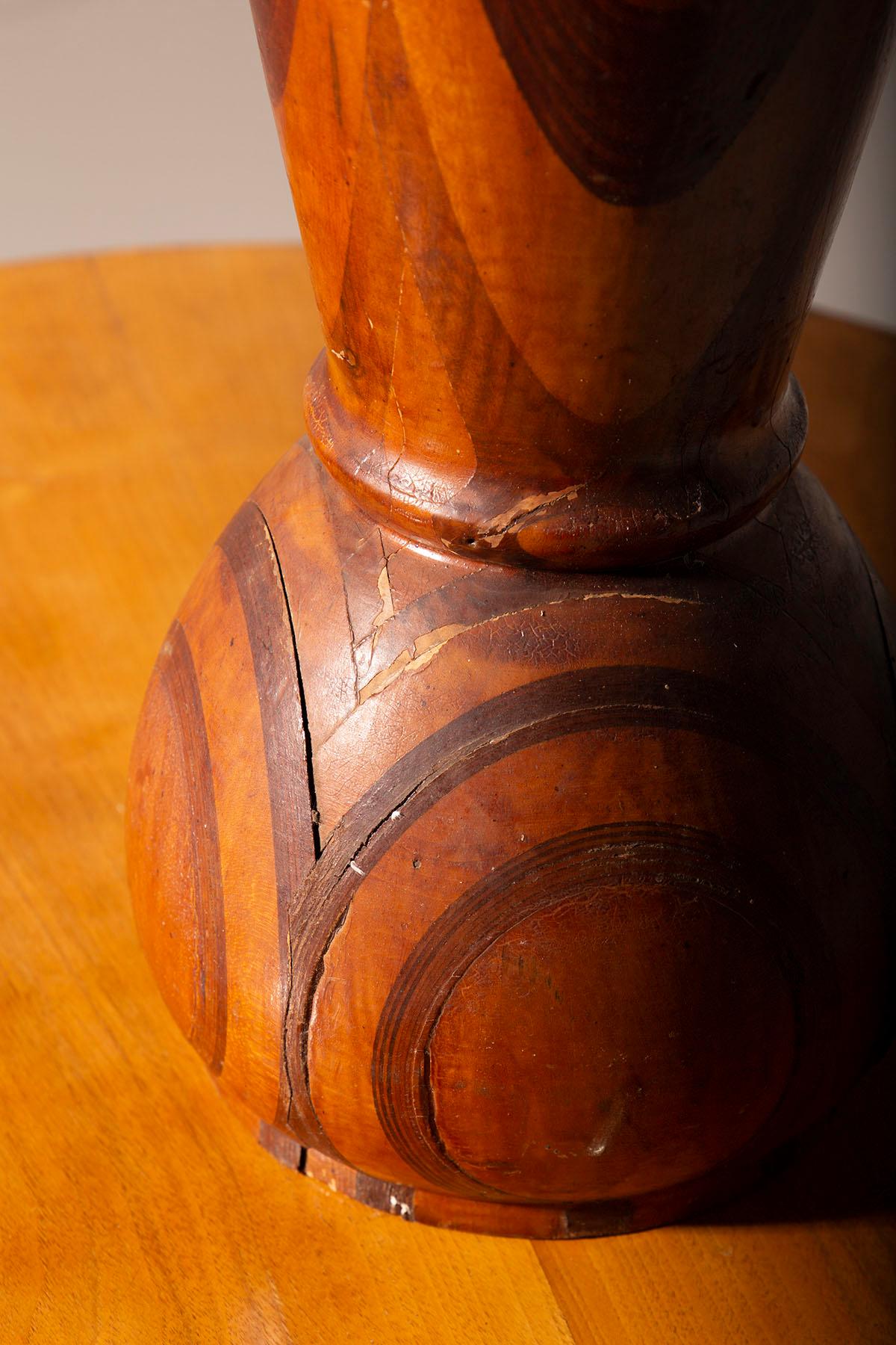 Milieu du XXe siècle Vase américain vintage dans diverses essences de bois en vente