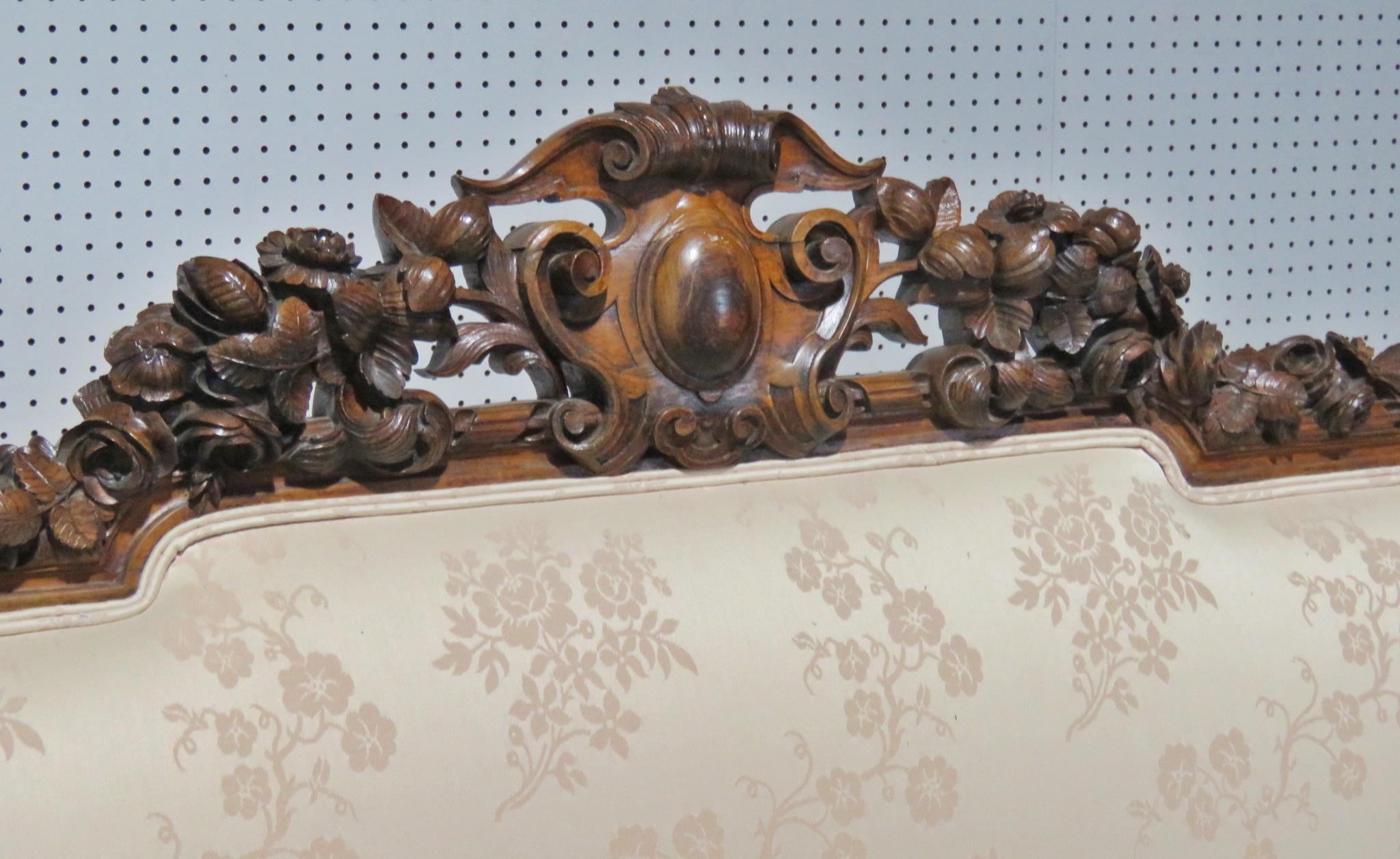Vintage American Victorian Rosewood Sofa Attributed to Gustave Herter In Good Condition In Swedesboro, NJ