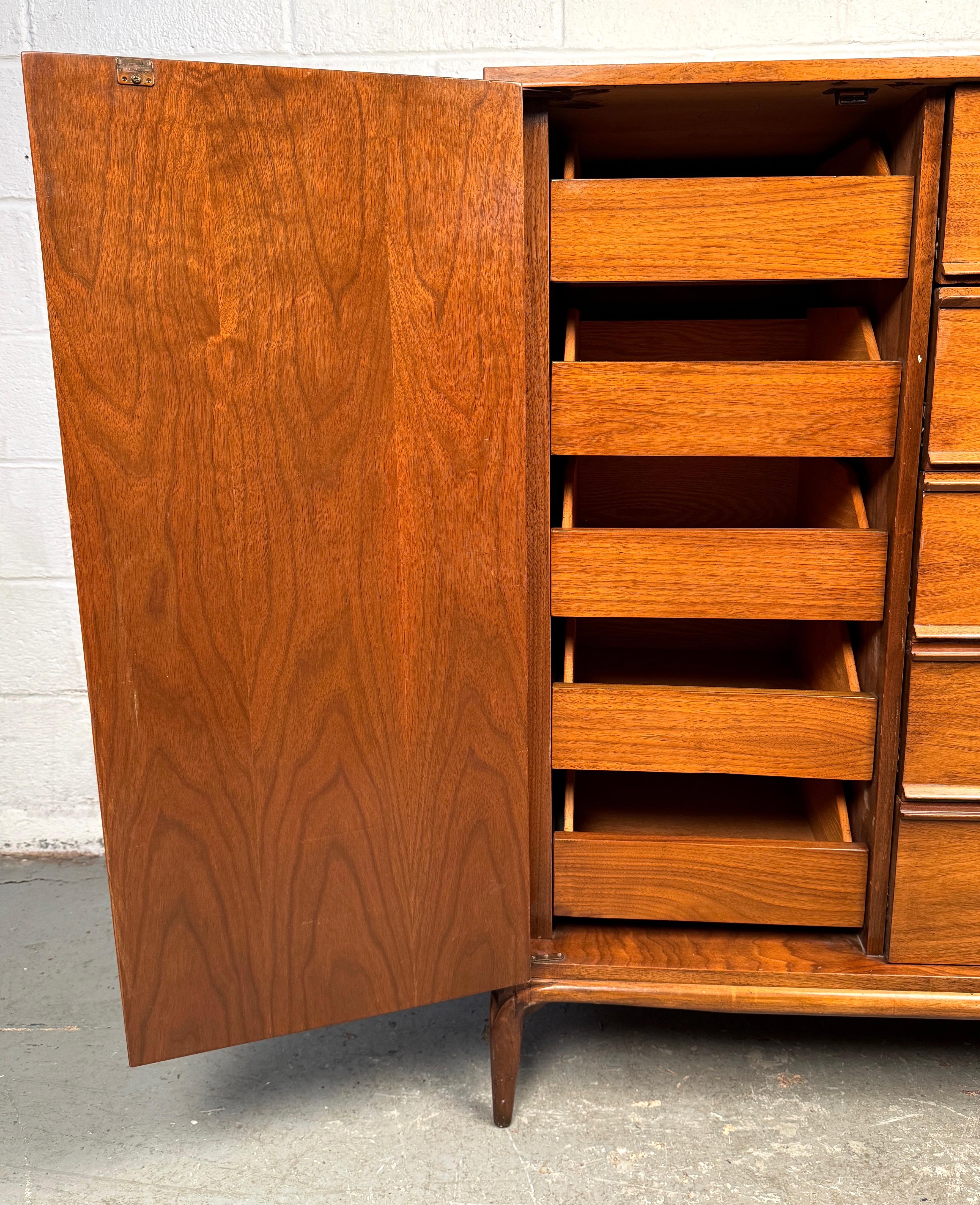 Comò Highboy in noce americano vintage in vendita 3