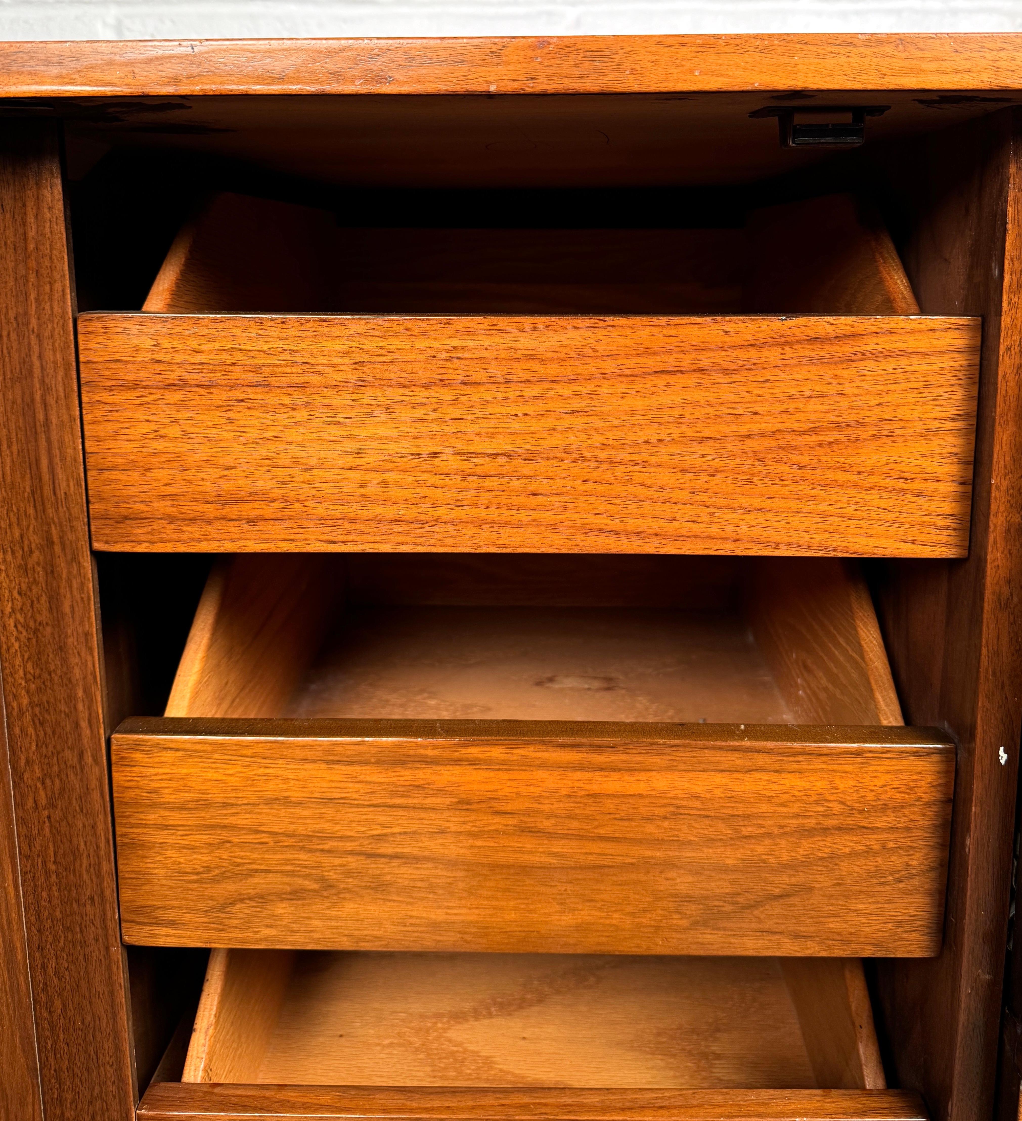 Comò Highboy in noce americano vintage in vendita 4