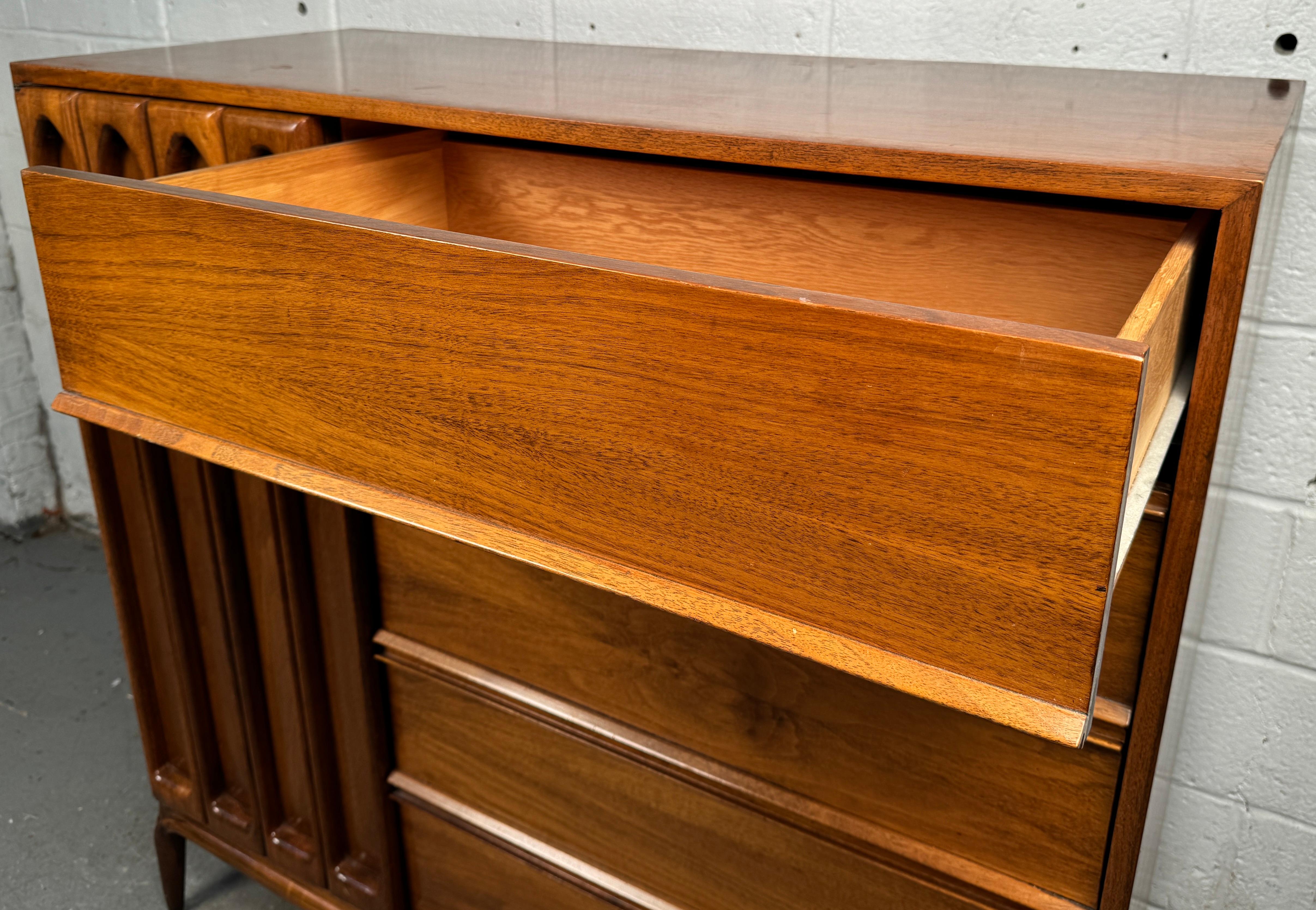 Comò Highboy in noce americano vintage in vendita 5