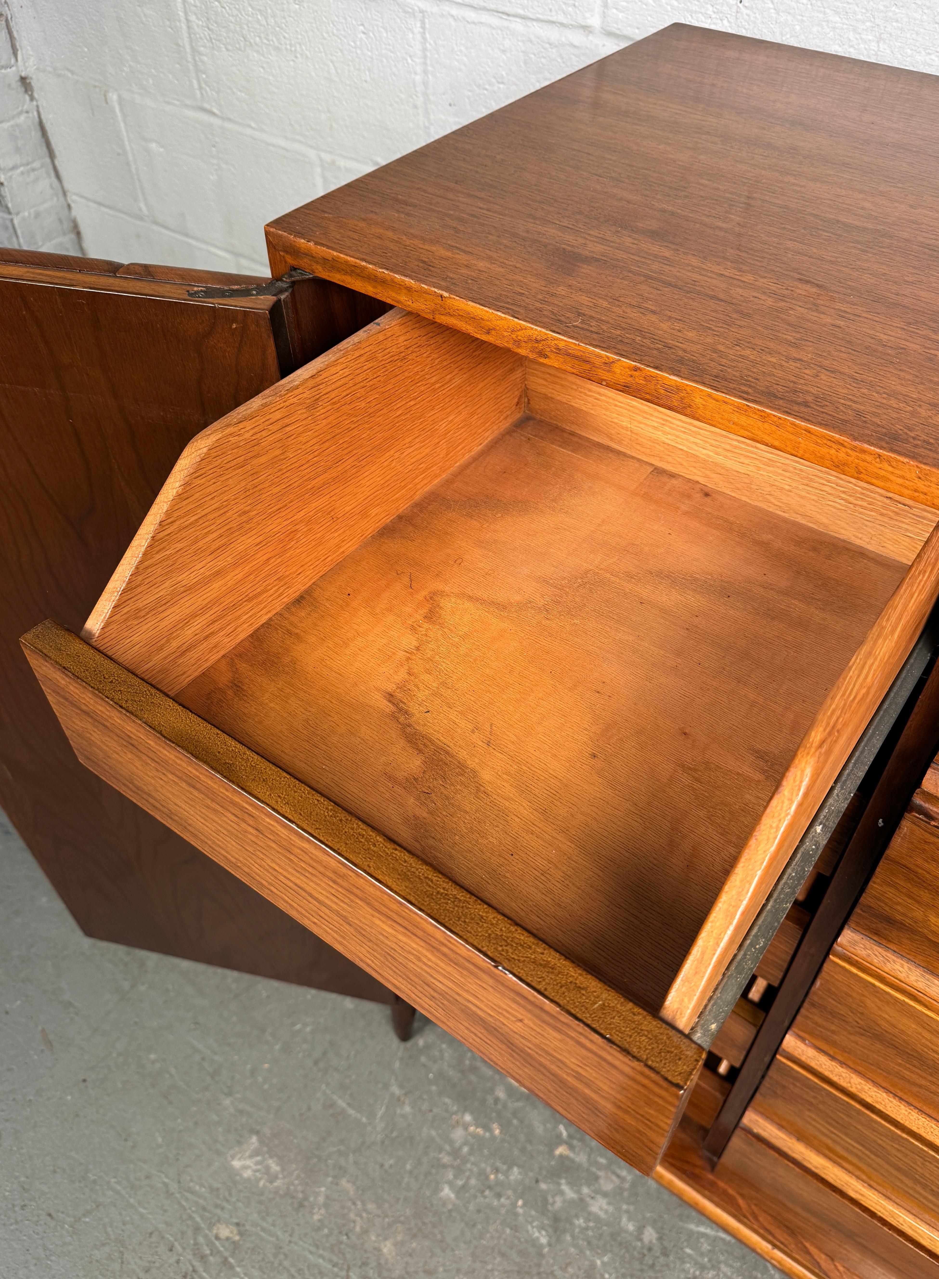 Comò Highboy in noce americano vintage in vendita 7