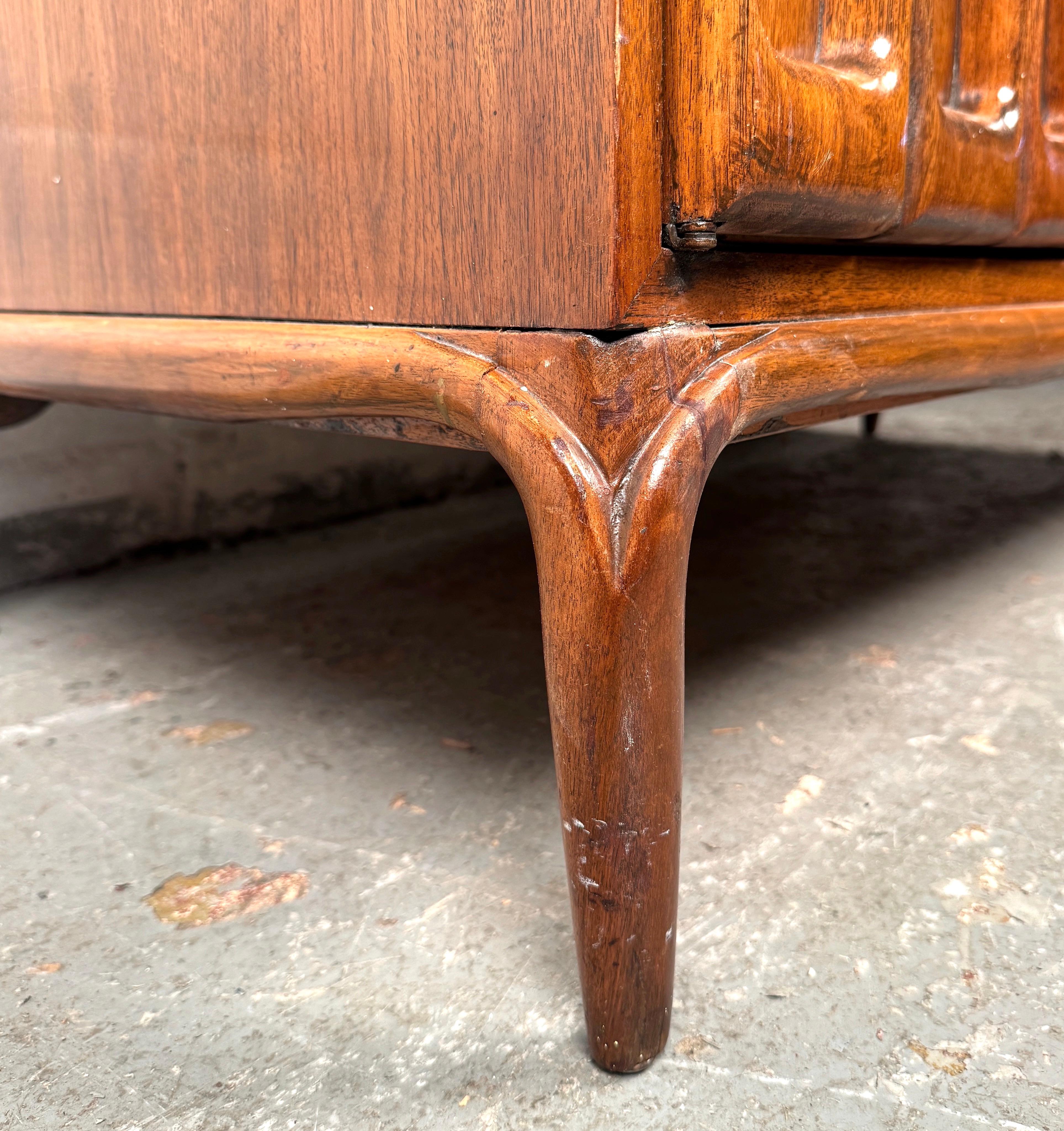 Comò Highboy in noce americano vintage in vendita 8