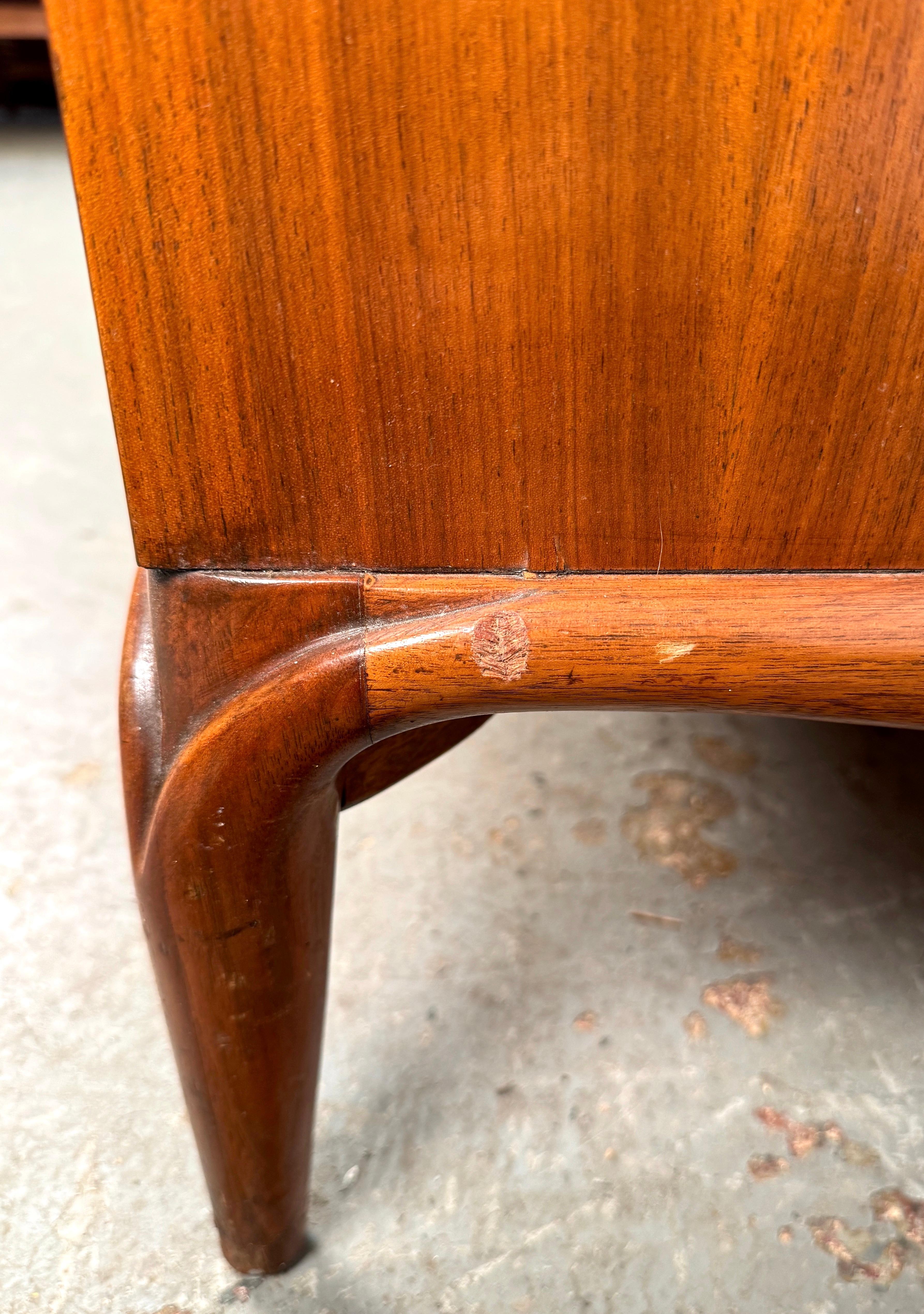 Comò Highboy in noce americano vintage in vendita 9