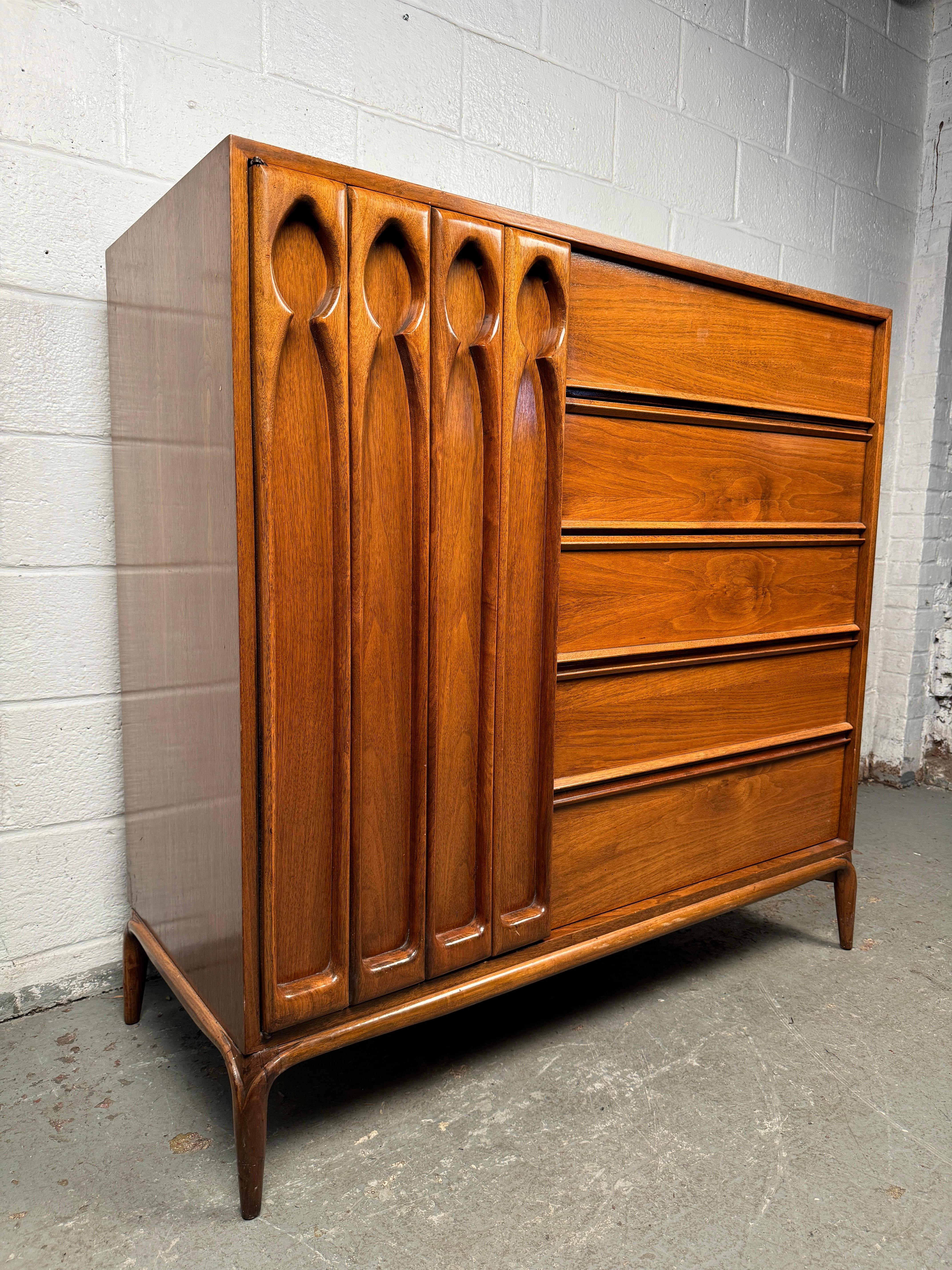Comò Highboy in noce americano vintage in vendita 10