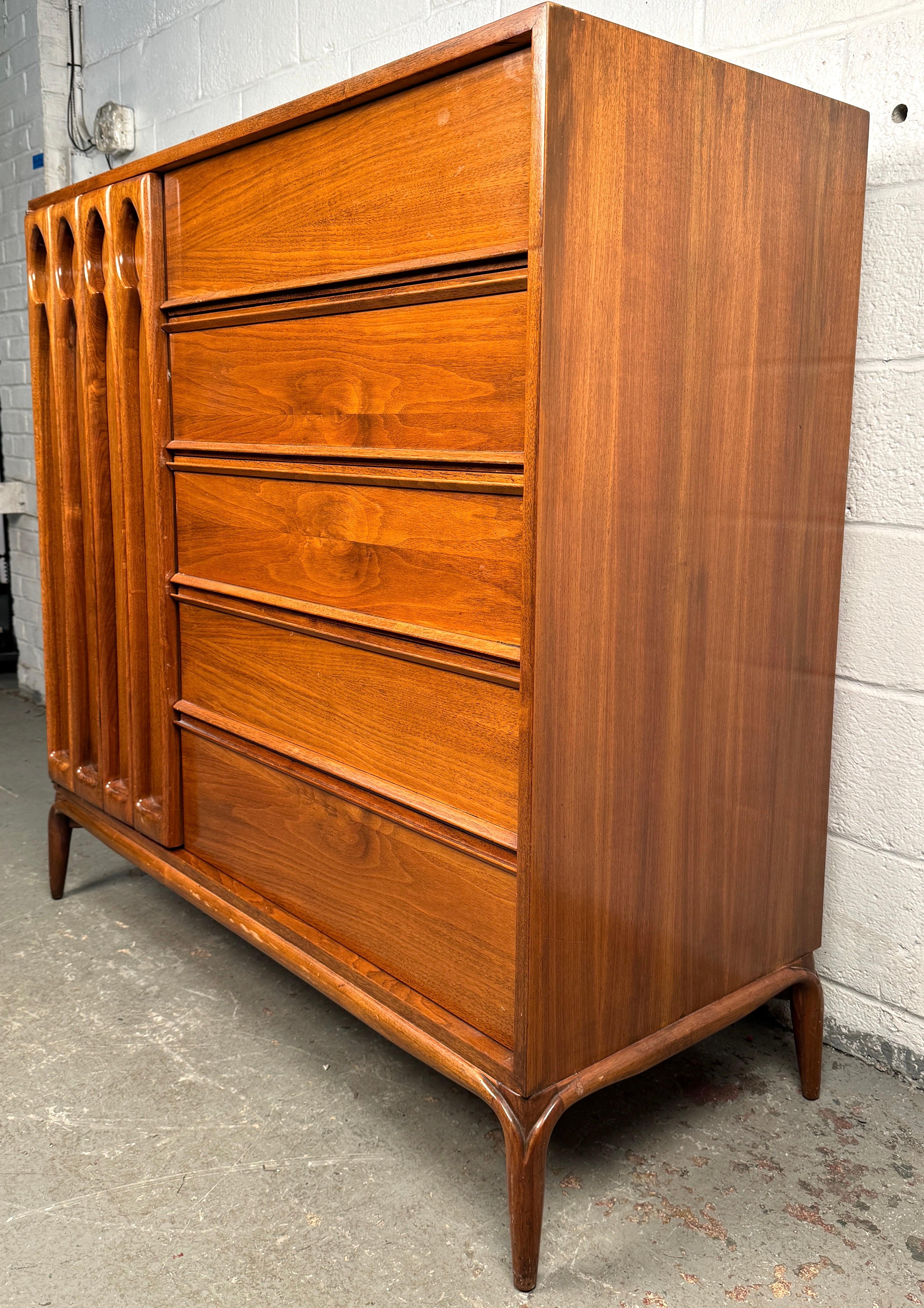 Mid-Century moderno Comò Highboy in noce americano vintage in vendita