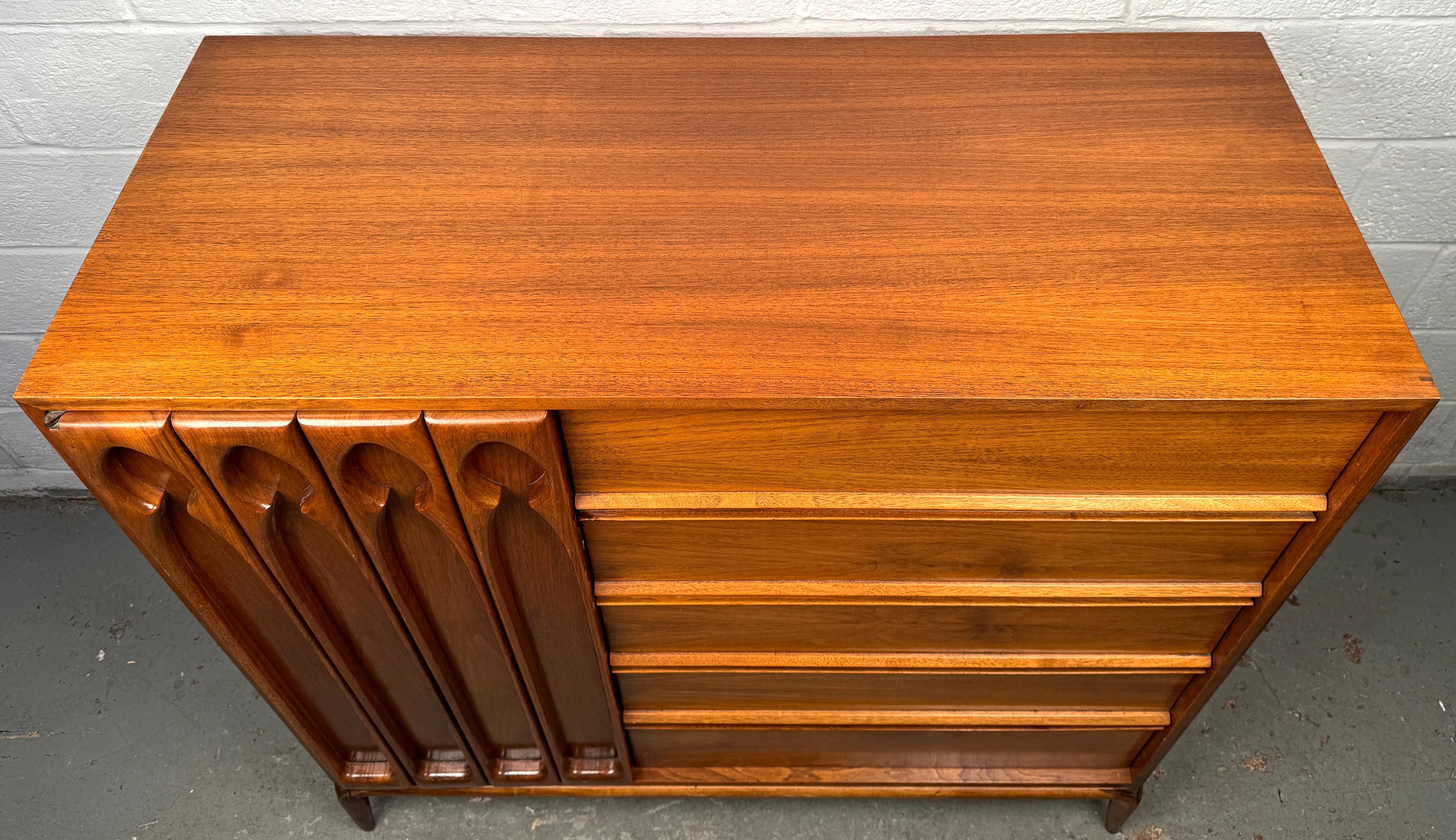Comò Highboy in noce americano vintage In condizioni buone in vendita a Brooklyn, NY