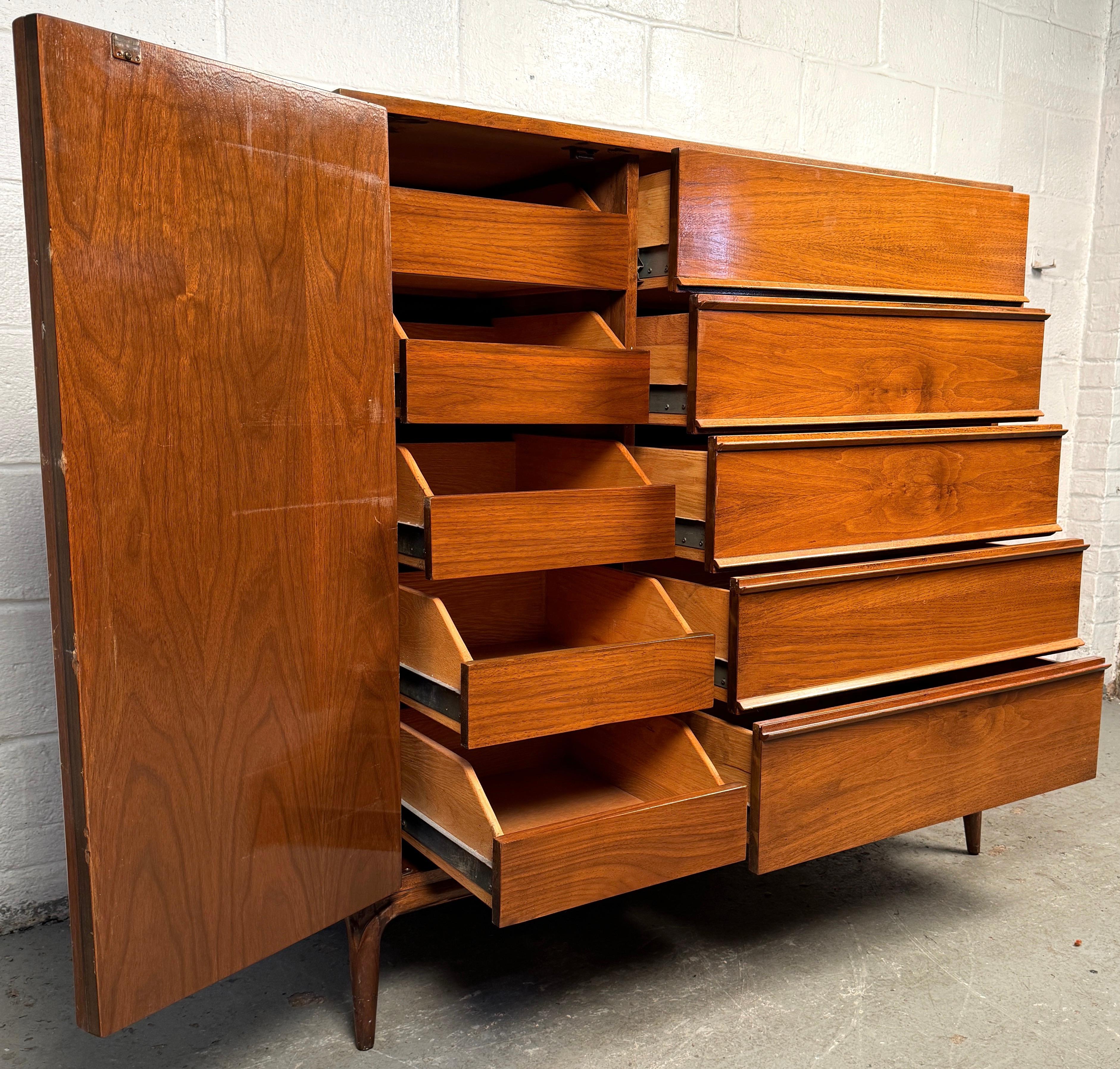 XX secolo Comò Highboy in noce americano vintage in vendita