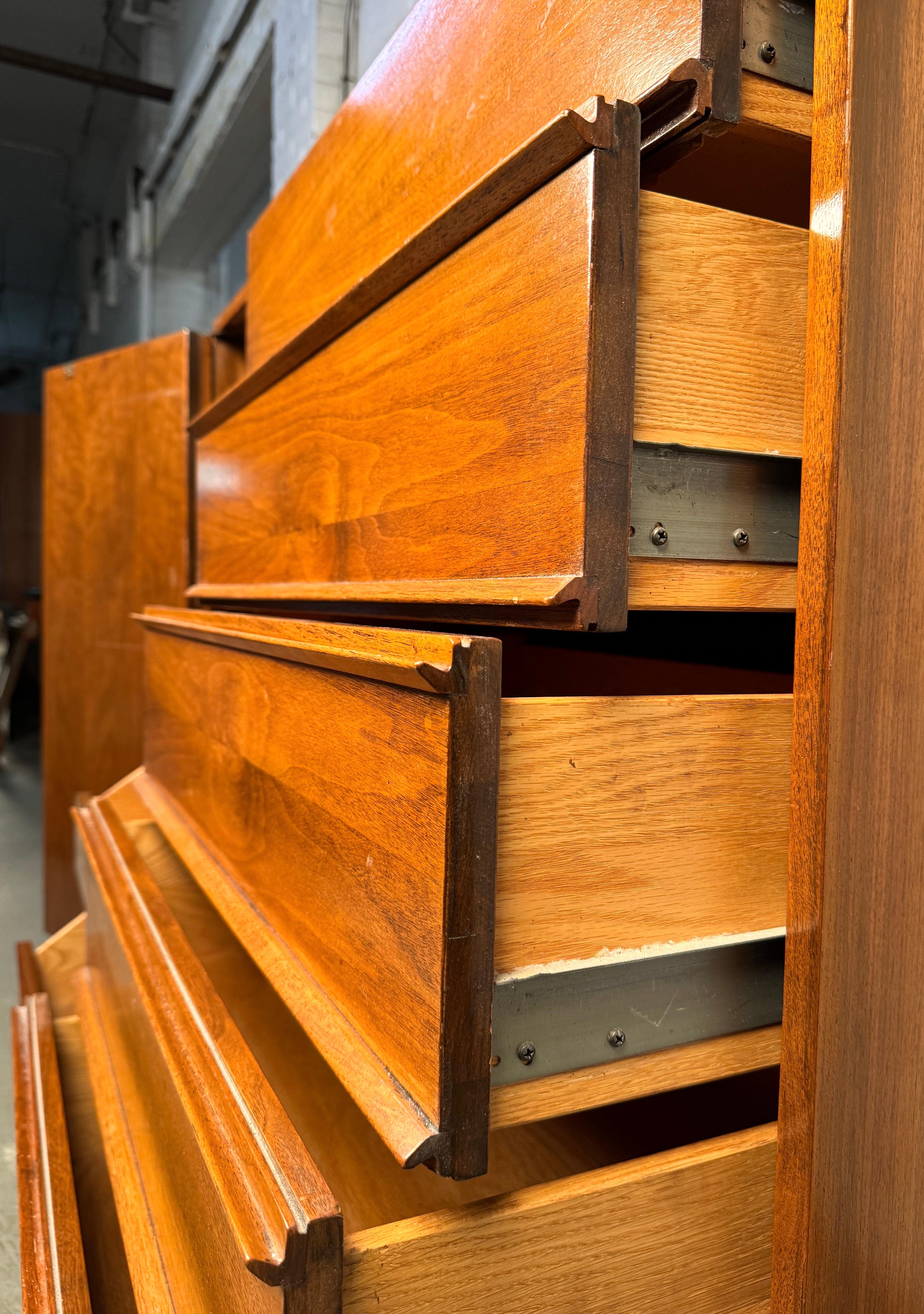 Noce Comò Highboy in noce americano vintage in vendita