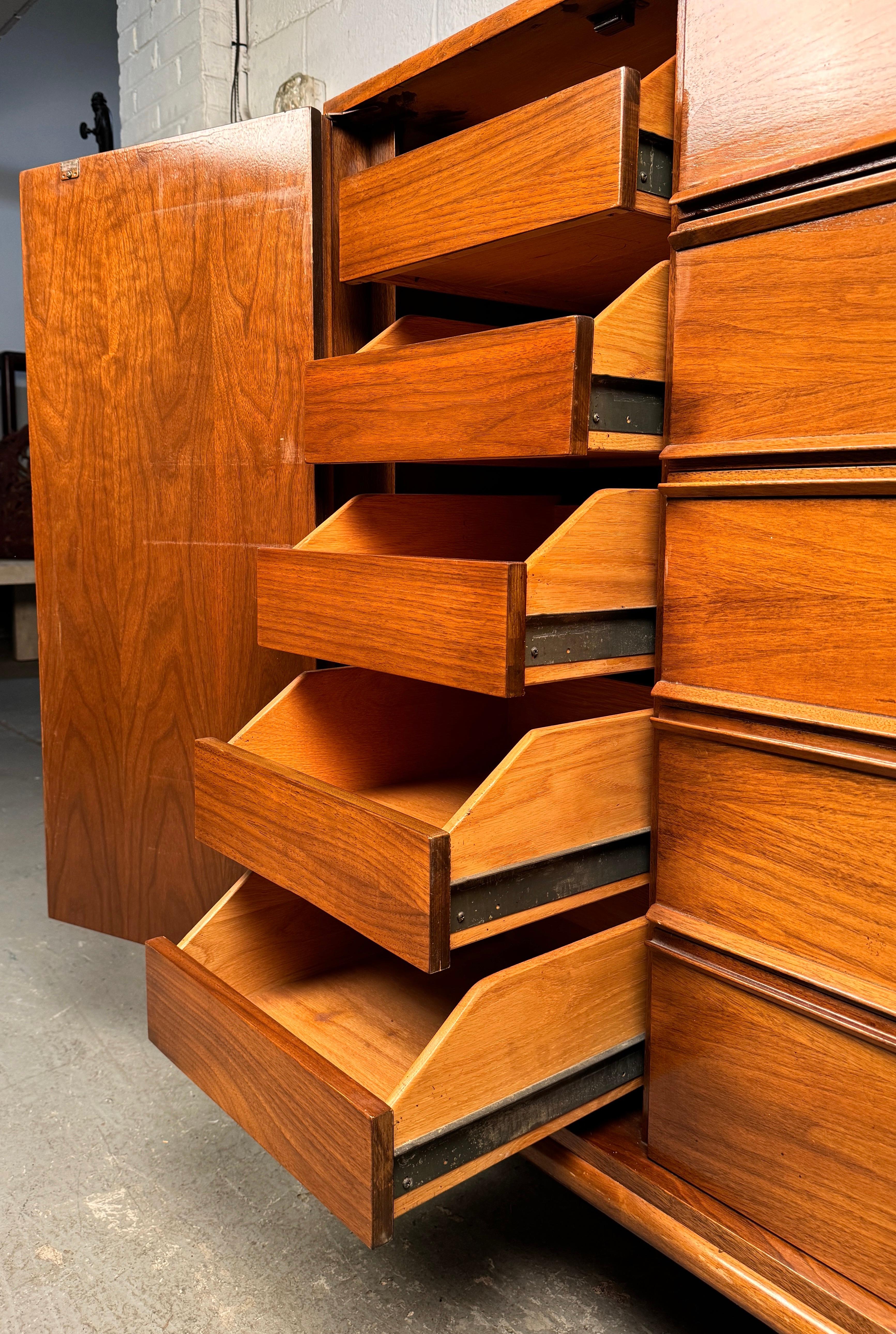 Comò Highboy in noce americano vintage in vendita 2