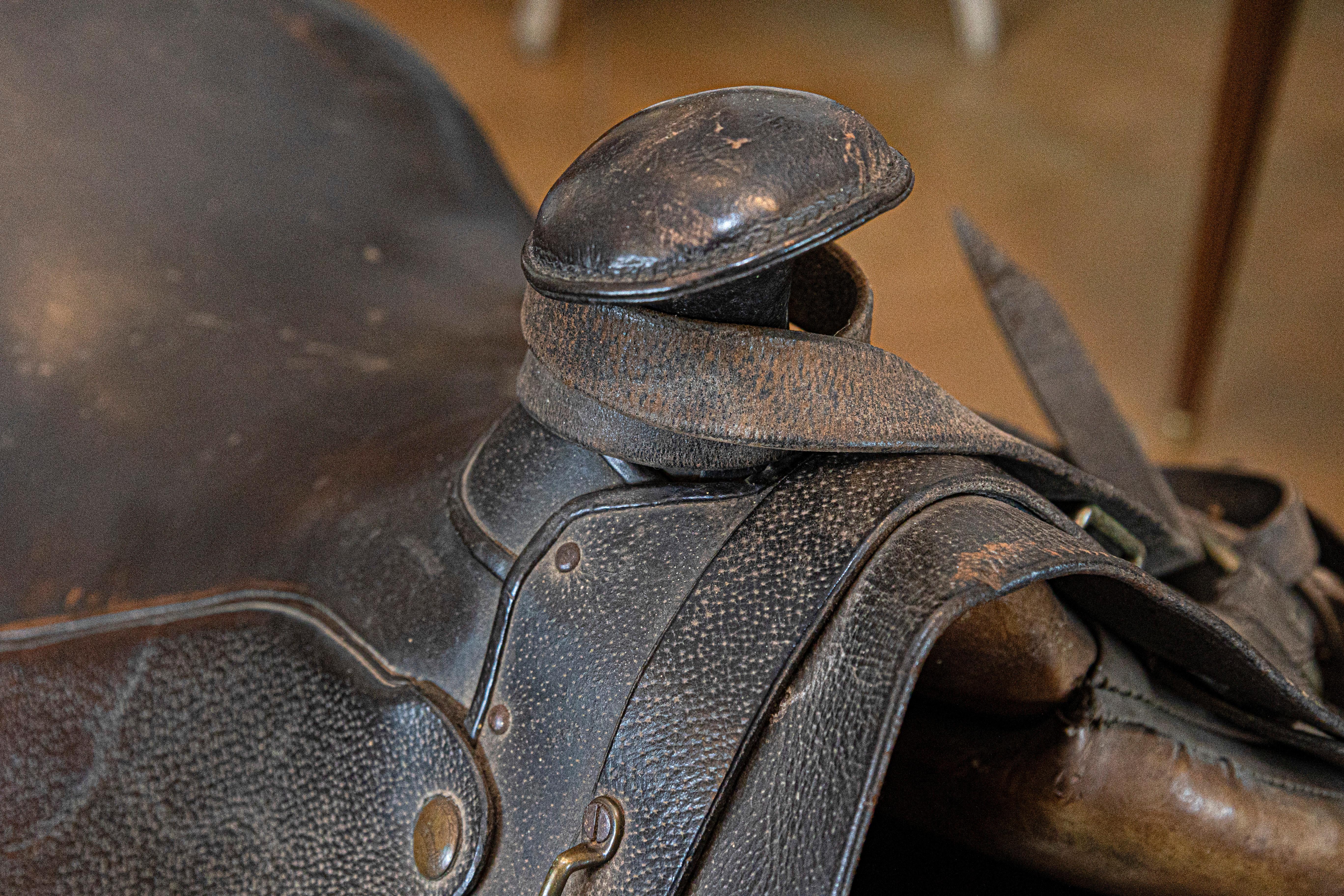 Vintage American Western Style Leather Saddle with Weathered Patina In Good Condition For Sale In Atlanta, GA