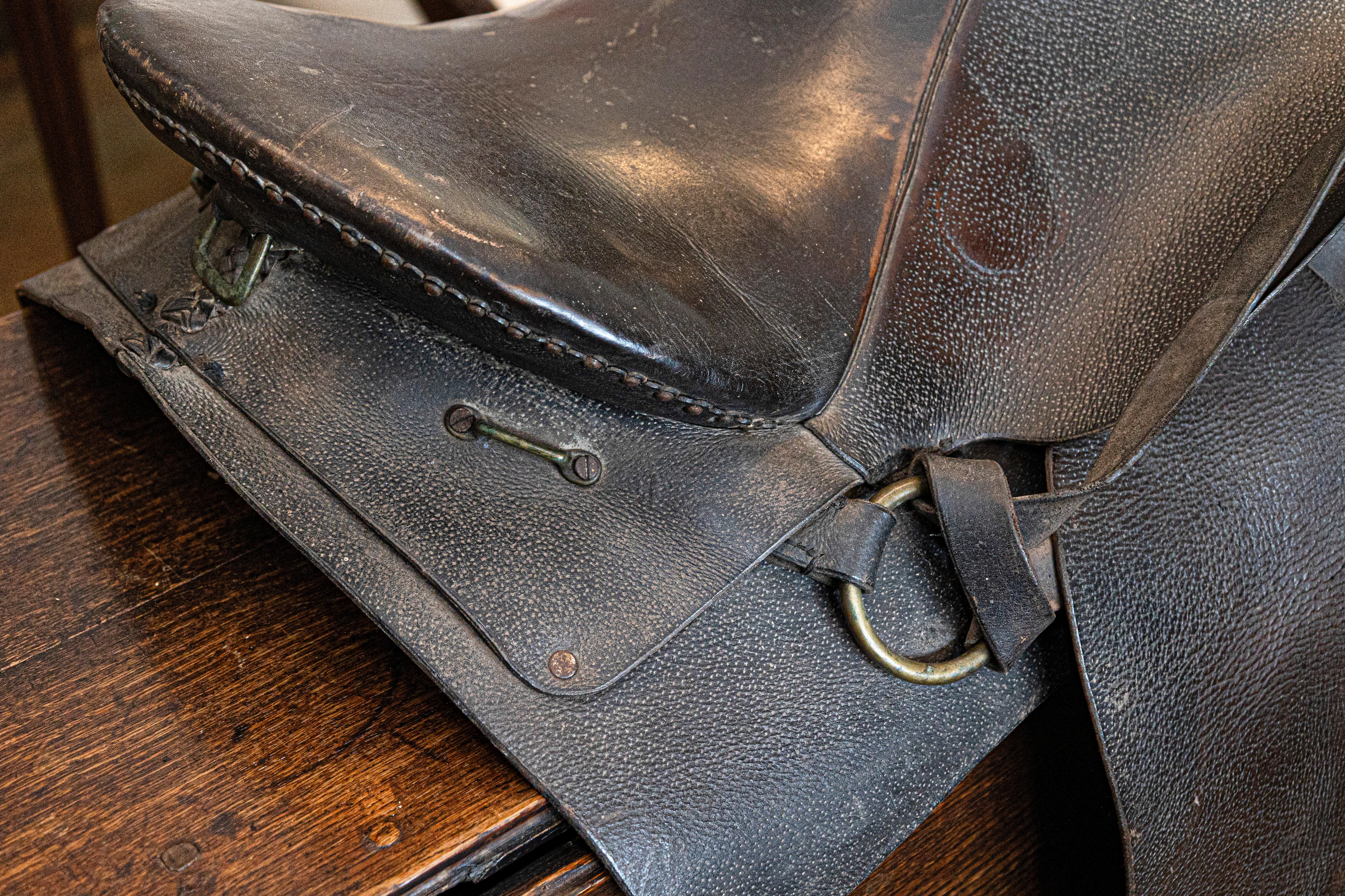 Vintage American Western Style Leather Saddle with Weathered Patina For Sale 1