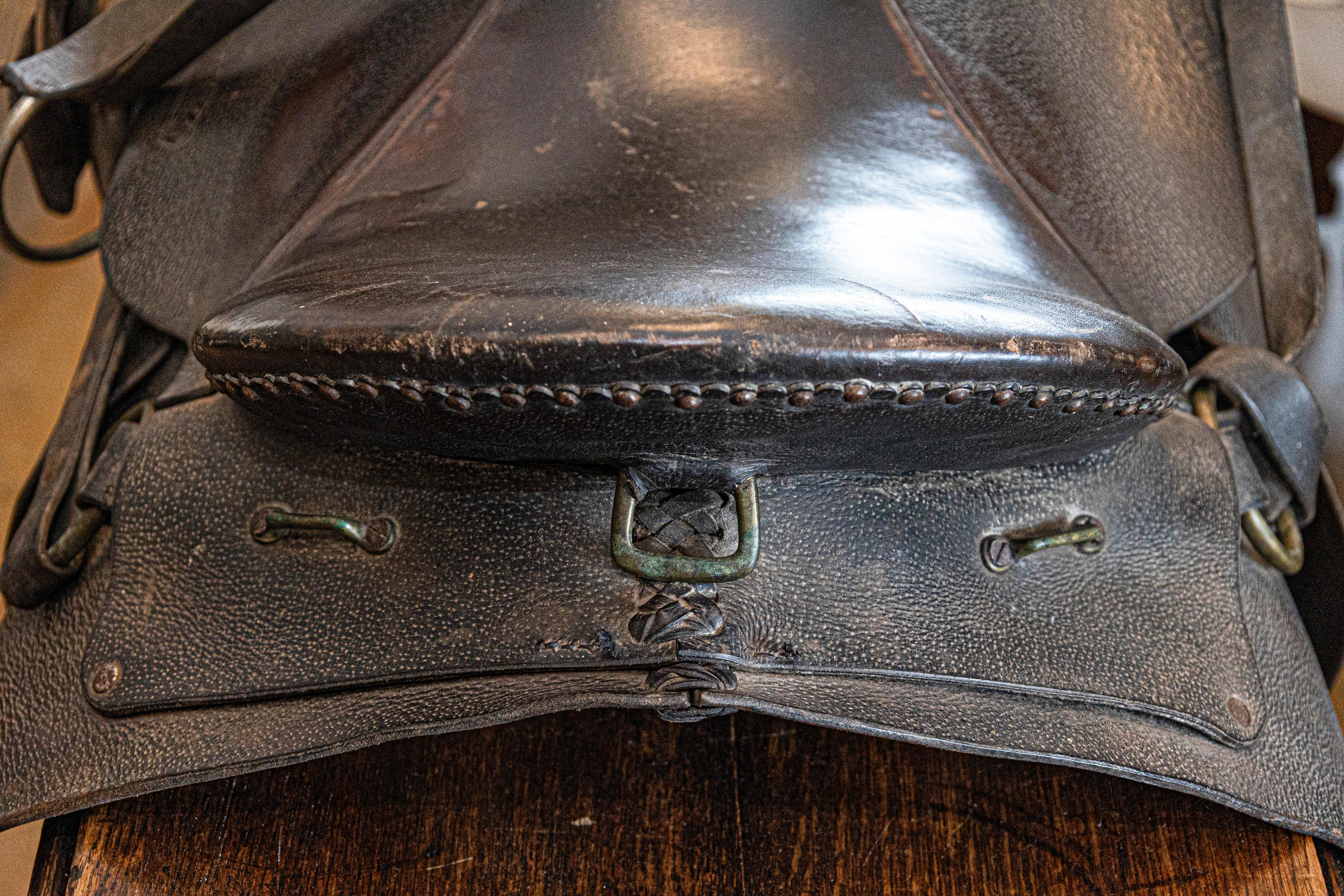 Vintage American Western Style Leather Saddle with Weathered Patina For Sale 2