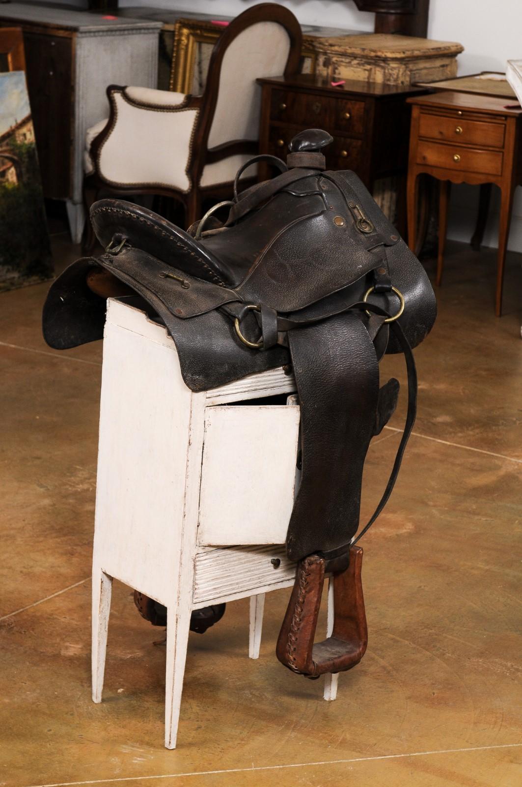 Vintage American Western Style Leather Saddle with Weathered Patina For Sale 2