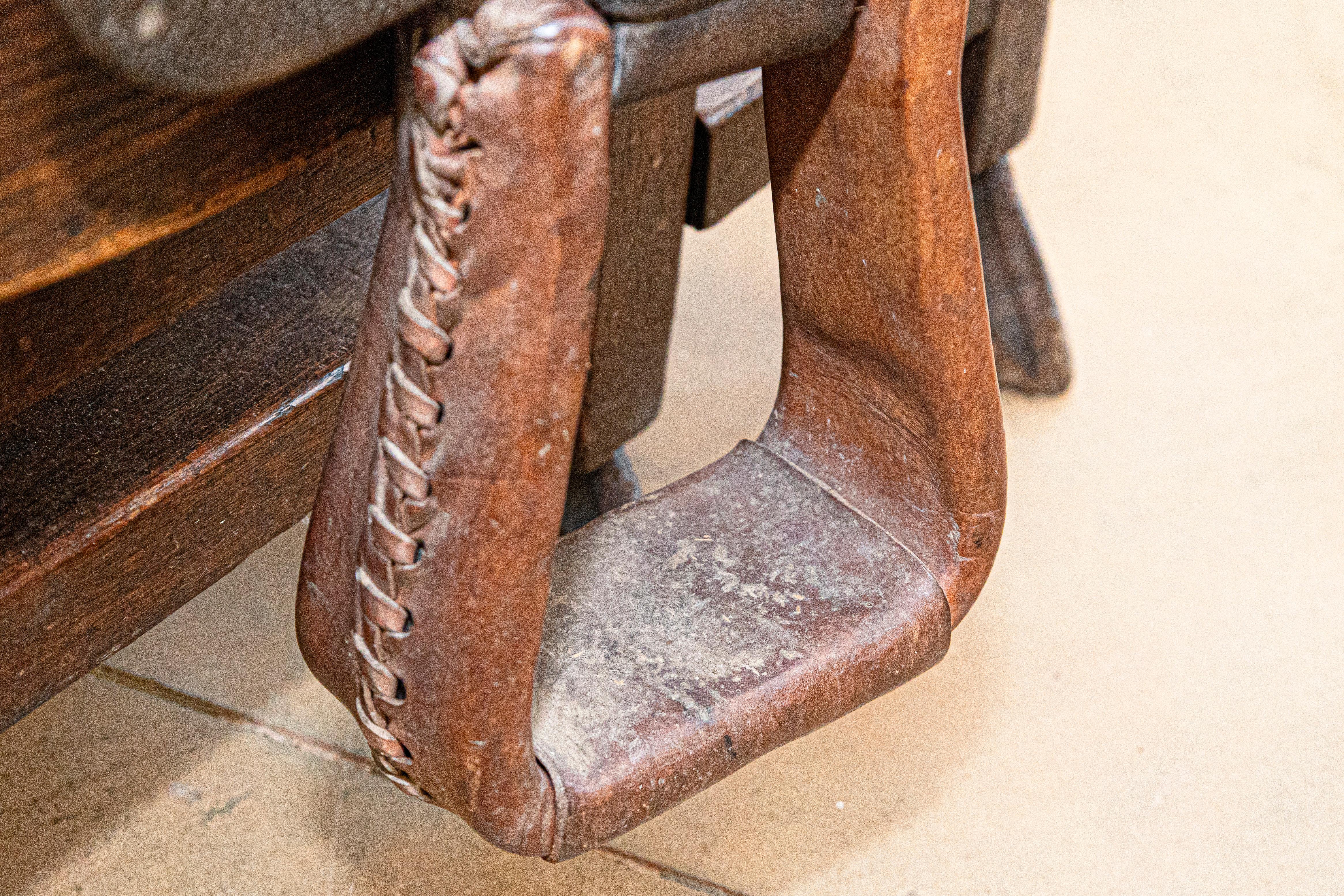 Vintage American Western Style Leather Saddle with Weathered Patina For Sale 4