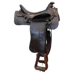 Vintage-Leder-Sattel im amerikanischen Western-Stil mit verwitterter Patina