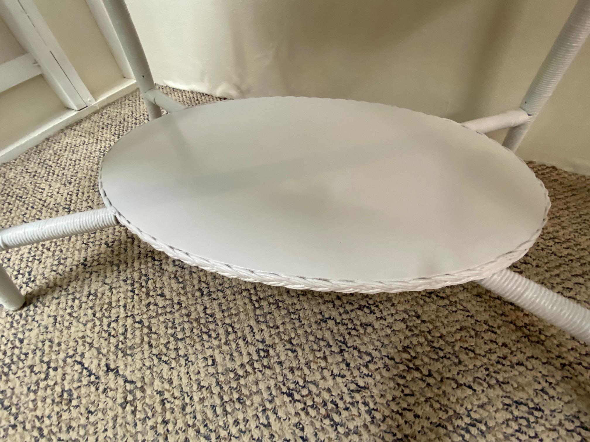 Osier Table de salle à manger ovale vintage peinte en blanc - American Wicker Company en vente