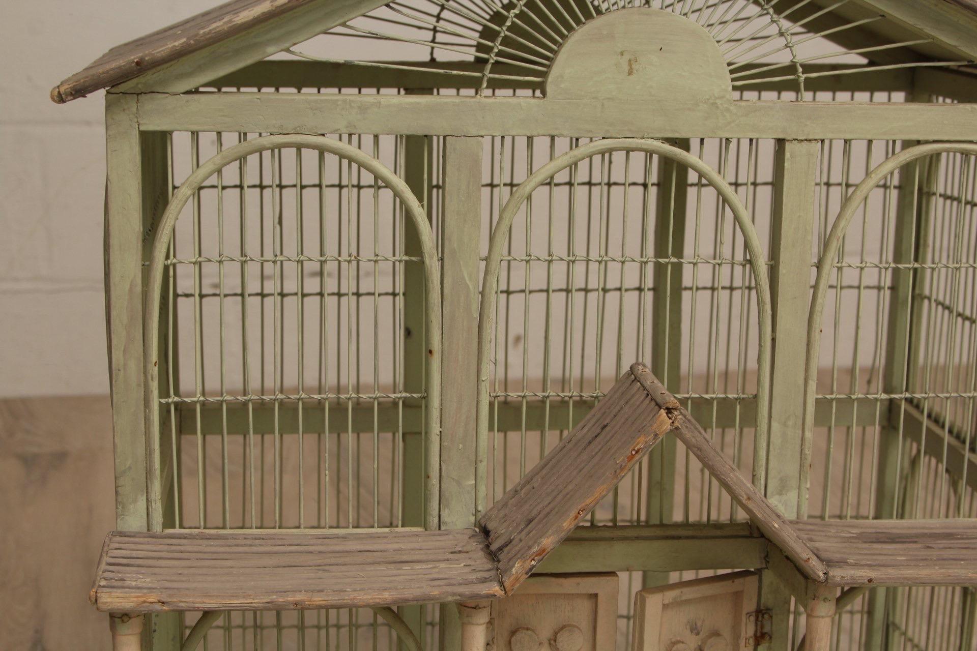 Maison d'oiseau architecturale américaine vintage en bois et métal en vente 1
