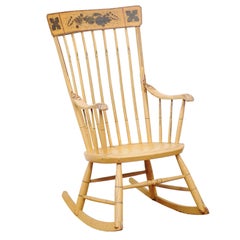Chaise à bascule américaine vintage peinte en jaune et vert avec décoration florale