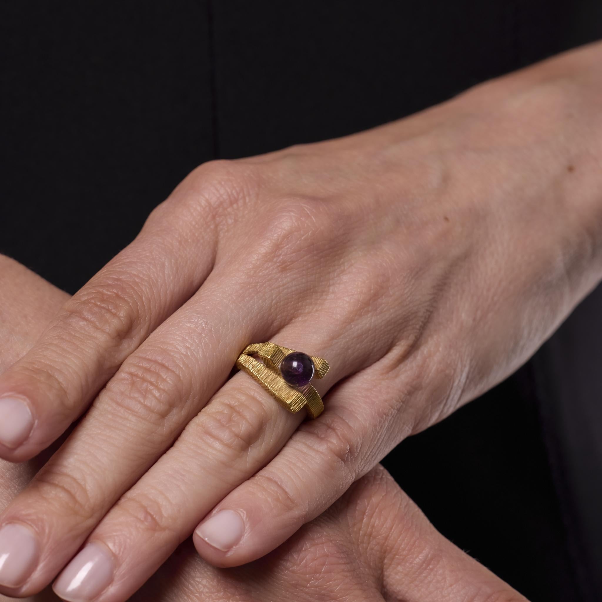 Non taillé Bague vintage en or jaune 18k avec améthyste en vente