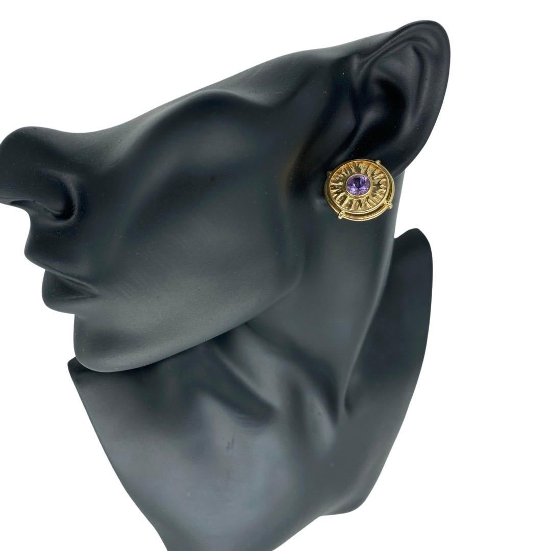 Vintage Amethyst 2,00 Gesamtkarat Gewicht Runde Ohrringe 14k.
Die Ohrringe messen jeweils ca. 20 mm im Durchmesser und 1 Karat Stein für eine insgesamt 2 Karat Gesamtgewicht Amethyst.
Die Ohrringe wiegen insgesamt 5,6 Gramm und sind aus 14 Karat