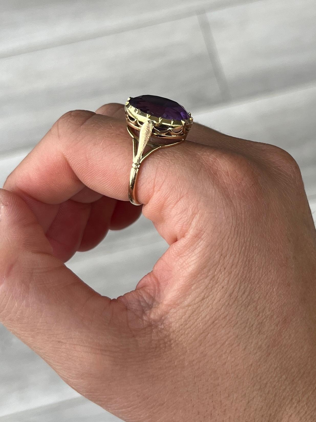 L'ametista incastonata in alto su questo anello è una splendida pietra viola, incastonata in una crosta di torta. Modellato in oro a 15 carati e dotato di una galleria di lavoro aperta. 

Misura dell'anello: P & A 7 1/2 
Dimensioni della pietra:
