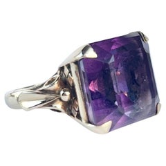 Bague cocktail vintage en or 18 carats et améthyste Bague cocktail vintage en or 18 carats et améthyste