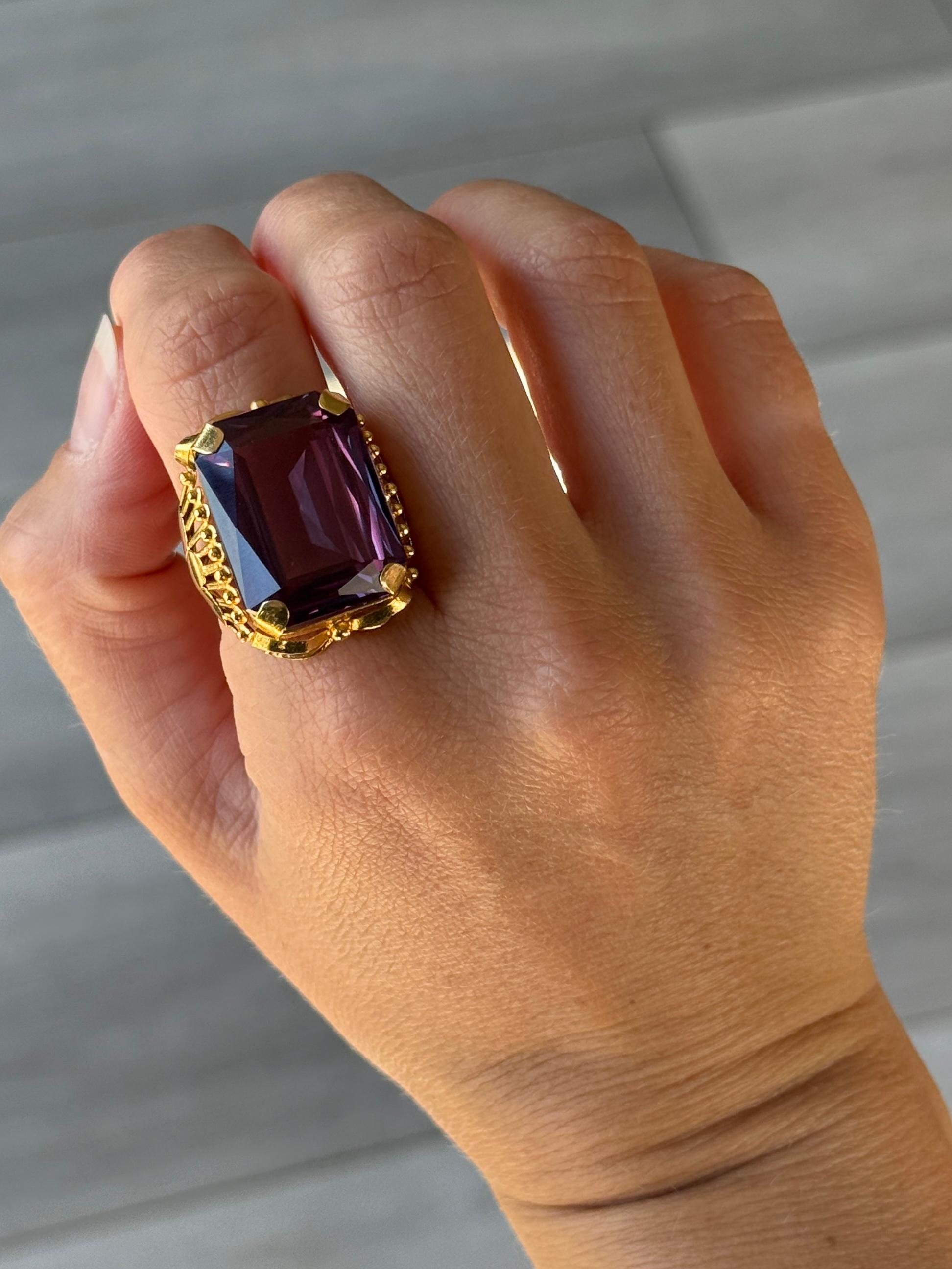 Moderno Anello da cocktail d'epoca in ametista e oro 22 carati in vendita