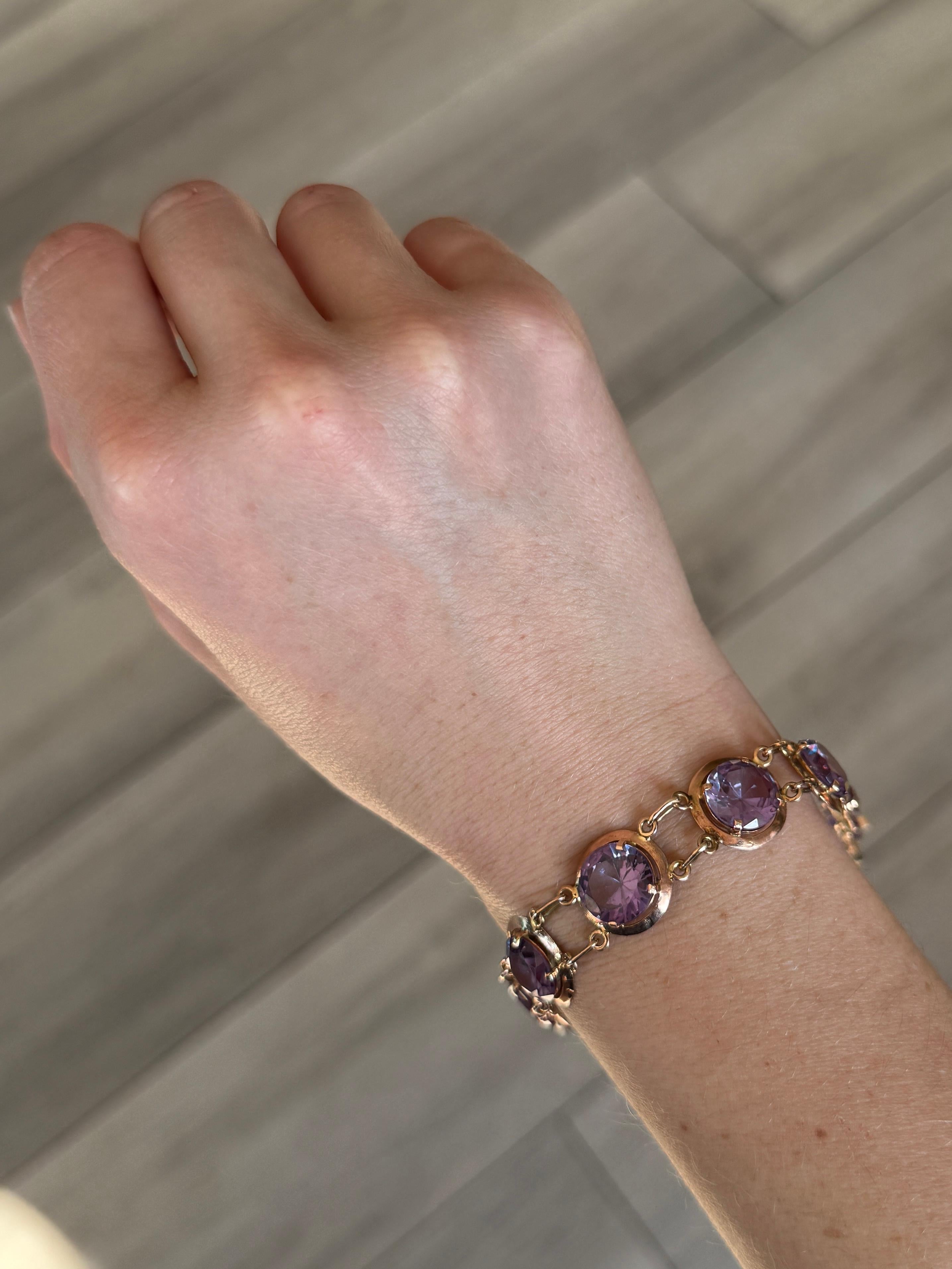 Such a decorative piece! This bracelet is made up of eight amethyst stones. The stones are a lovely purple colour with a blue glow. Modelled in 9 carat gold. 

Length: 19cm
Stone Diameter: 11mm

Weight: 20.6g