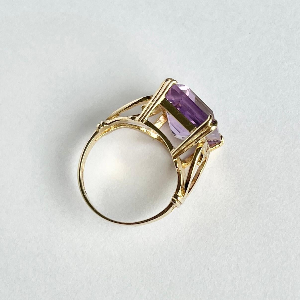 Der Amethyst auf diesem Ring ist ein wunderschöner violetter Stein, der in einfachen Klauen mit Herzschultern gehalten wird. Das Modell ist aus 9-karätigem Gold und hat eine offene Arbeitsgalerie. Gepunzt: Birmingham 1978.

Ringgröße: G 1/2 oder 3