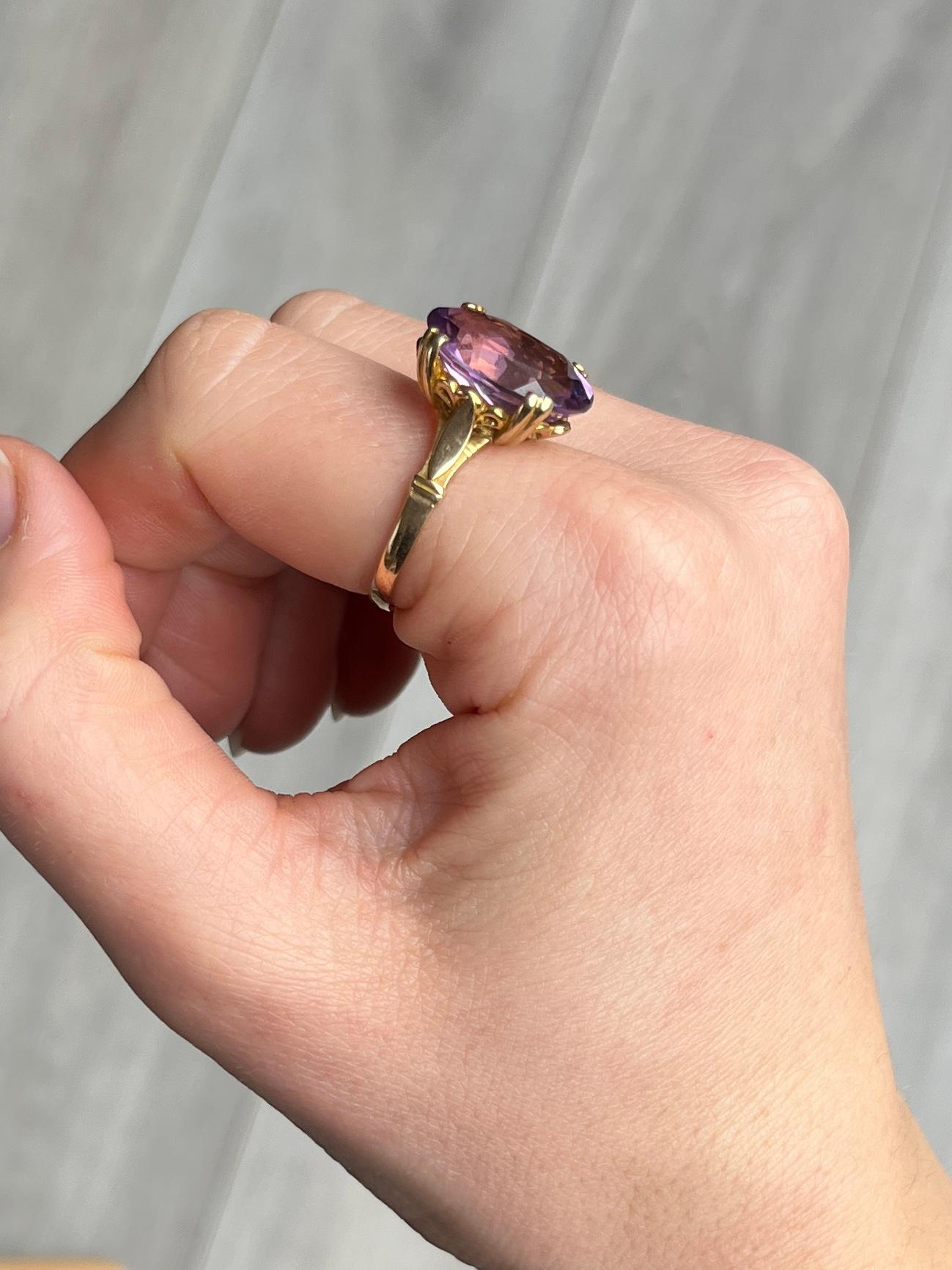 Der Amethyst auf diesem Ring ist ein wunderschöner violetter Stein, der in einfachen Doppelkrallen gehalten wird. Das Modell ist aus 9-karätigem Gold und hat eine offene Arbeitsgalerie. Vollständig gestempelt London 1968.

Ringgröße: Q oder 8
Stein