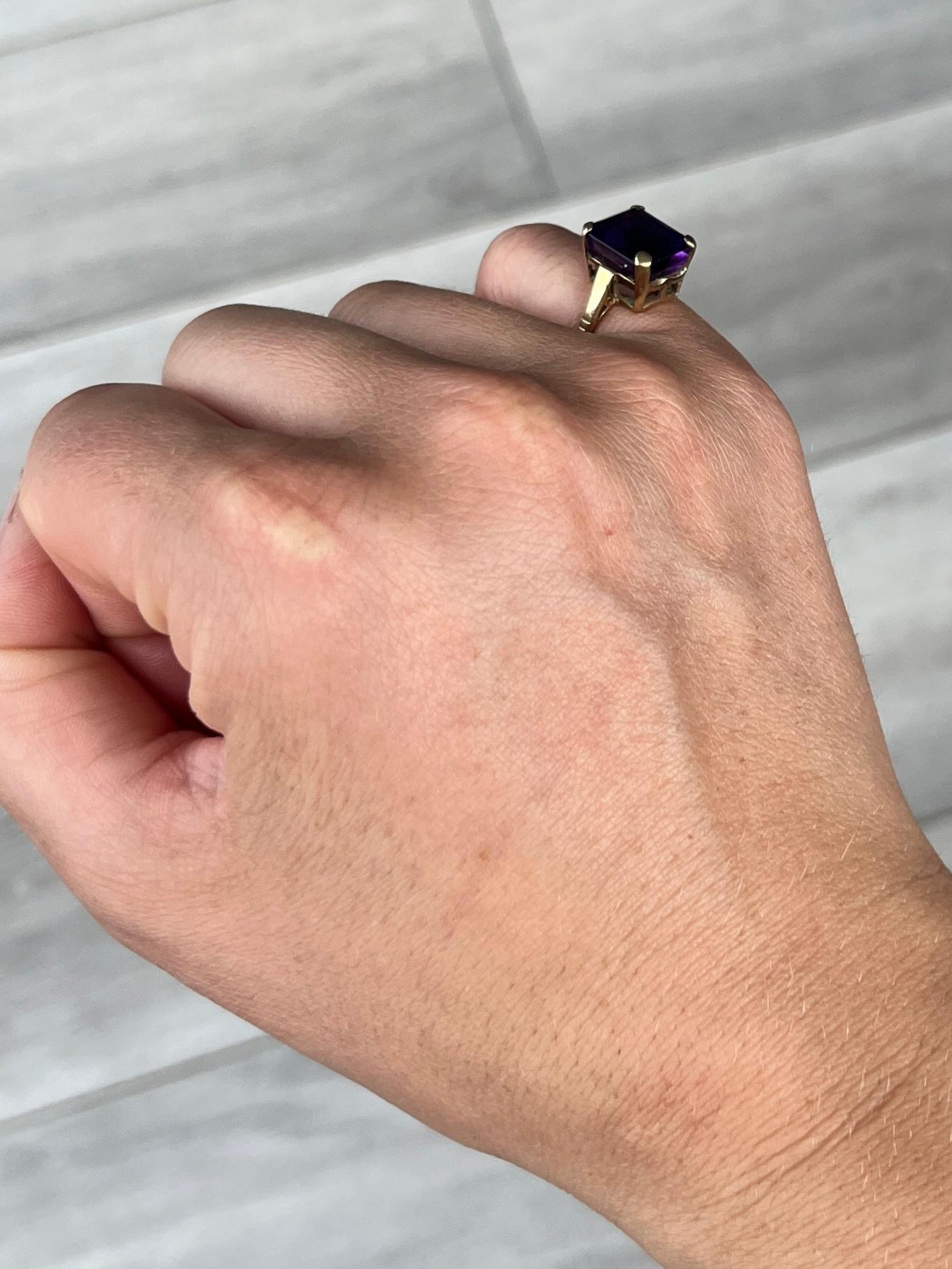 L'améthyste sertie en hauteur sur cette bague est une magnifique pierre violette retenue par de simples griffes. Modélisée en or 9 carats, elle dispose d'une galerie de travail ouverte. Entièrement poinçonné Londres 1980. 

Taille de la bague : F