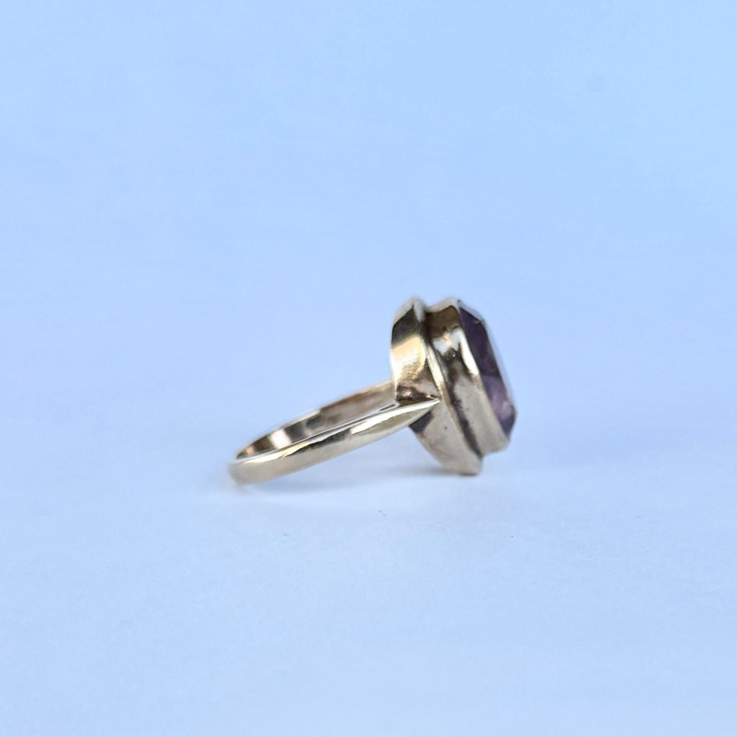 Dieser glänzende violette Amethyststein ist von einem klobigen Rahmen aus weichem Gelbgold umgeben. Modelliert aus 9-karätigem Gold. Vollständig gestempelt London 1967.

Ringgröße: P 1/2 oder 8 
Stein Abmessungen: 14x10mm 
Höhe ab Finger: