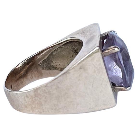 The amethyst in this ring is a gorgeous lilac colour and the gold is a gorgeous yellow gold.

Ring Size: G or 3 1/4
Stone Diameter: 10mm 

Weight: 4.8g