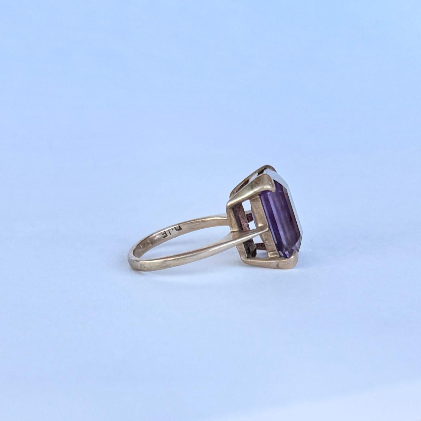 L'ametista di questo anello è di uno splendido colore viola intenso e l'oro è un oro giallo, quindi ha un bel colore tenue accanto al viola.

Misura dell'anello: G o 3 1/4 
Dimensioni della pietra: 12x10 mm 

Peso: 3.3 g